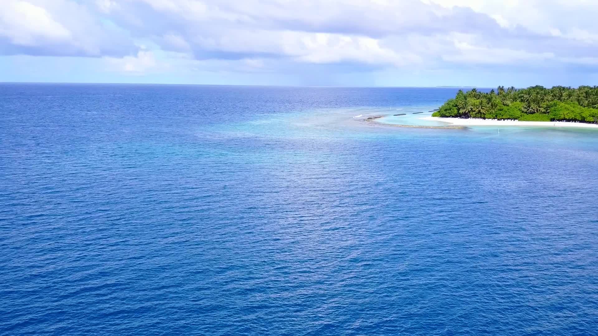 蓝色海洋和浅沙背景的外国旅游海滩时间在空中无人驾驶视频的预览图