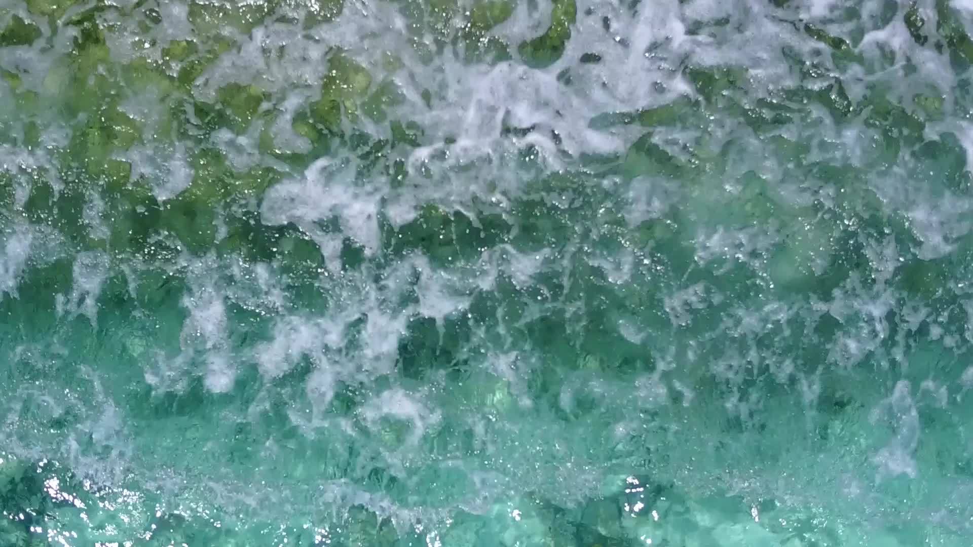在蓝海和白沙的背景下无人机在热带泻湖海滩上航行视频的预览图