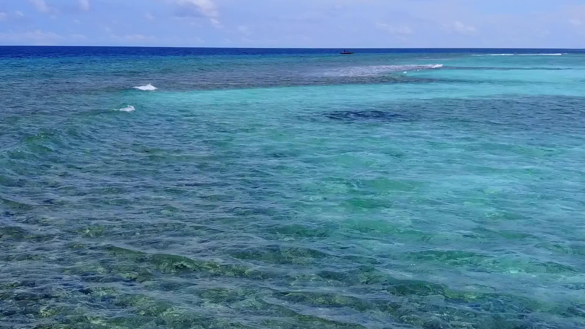蓝水以白沙为背景在蓝水中巡航水中巡航天空是快乐的视频的预览图