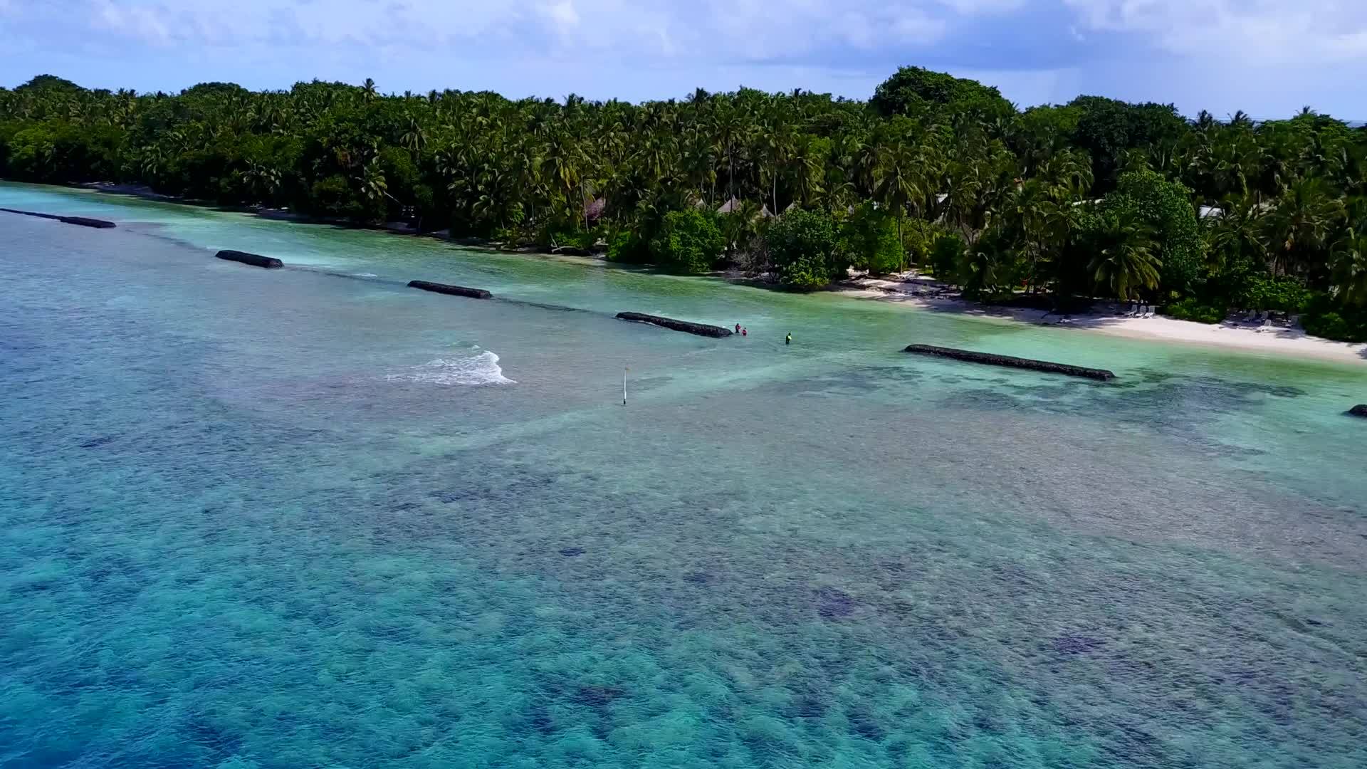 白沙背景浅水完美无人机景观岛屿海滩度假视频的预览图