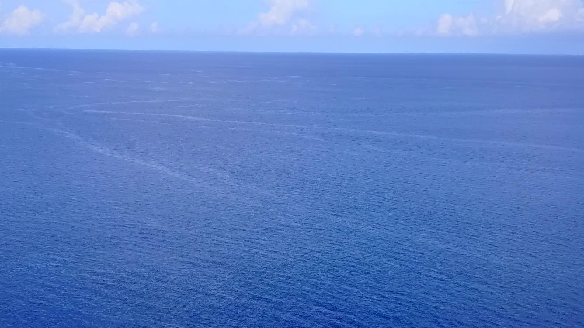 白沙背景浅水热带海滩旅游无人机景观视频的预览图