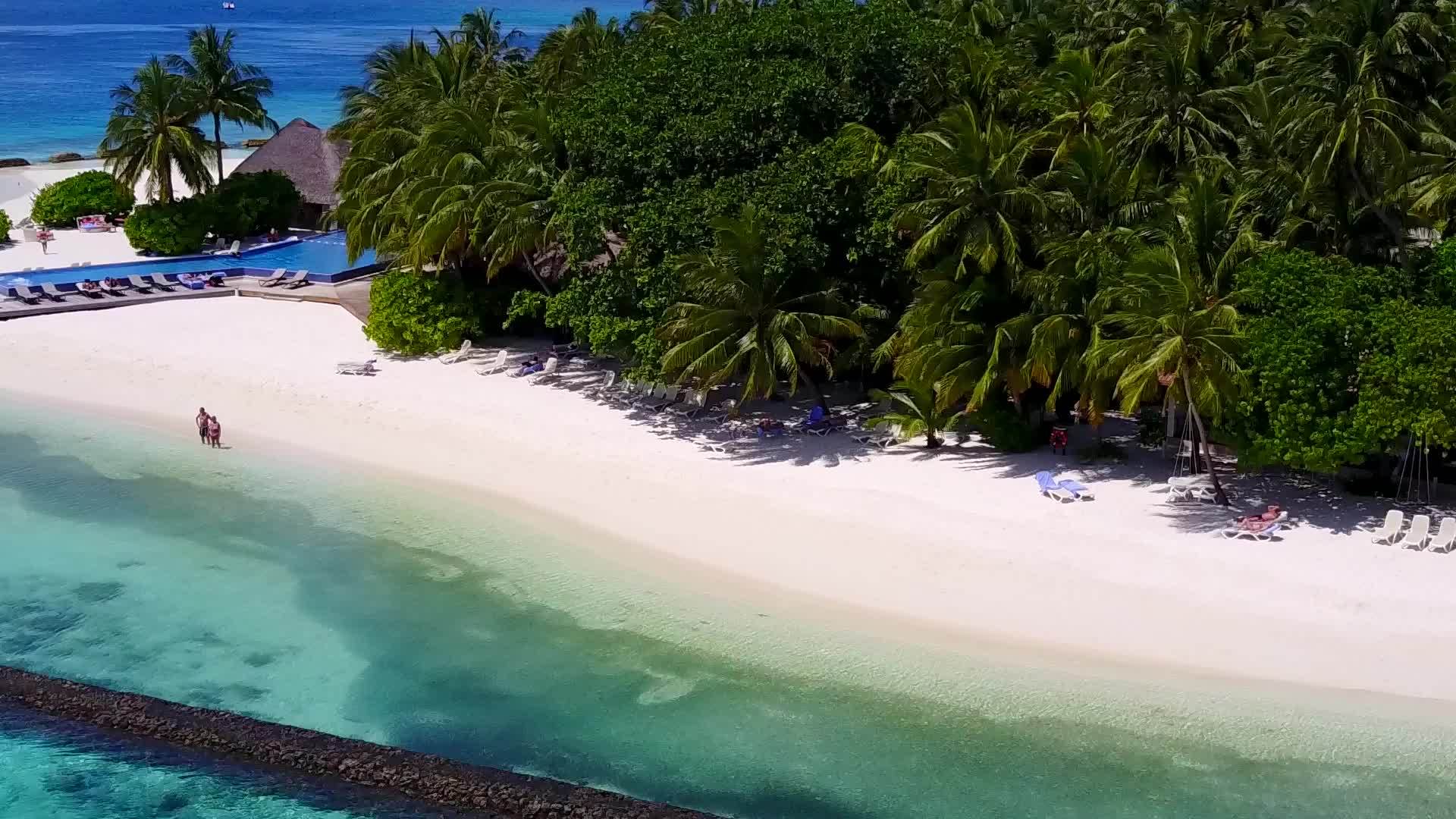 白沙底蓝环礁湖在海滩度假期间的空中无人驾驶飞机场景视频的预览图