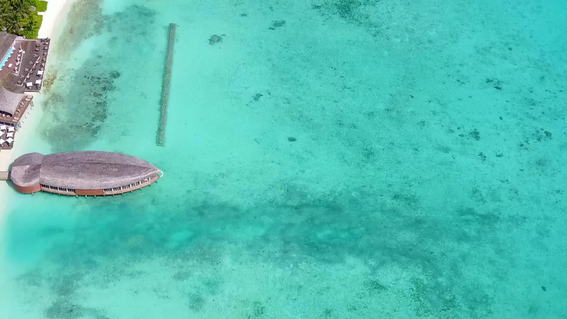 豪华海岸沿着蓝色绿色海洋和清洁沙土背景的蓝色绿色海洋航行视频的预览图