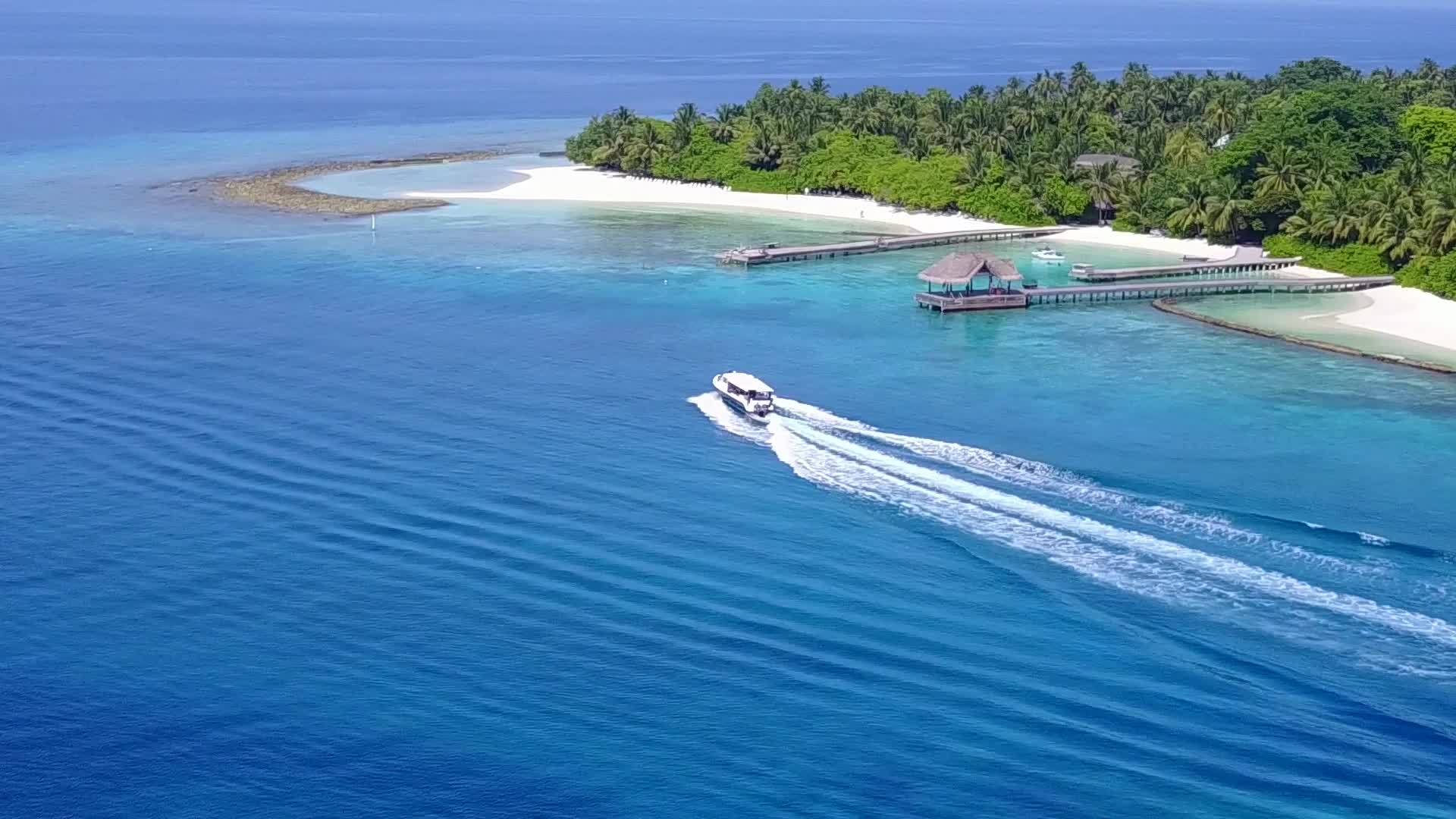 以白色沙底蓝海为基础的蓝色海面上环礁湖海滩的风景视频的预览图
