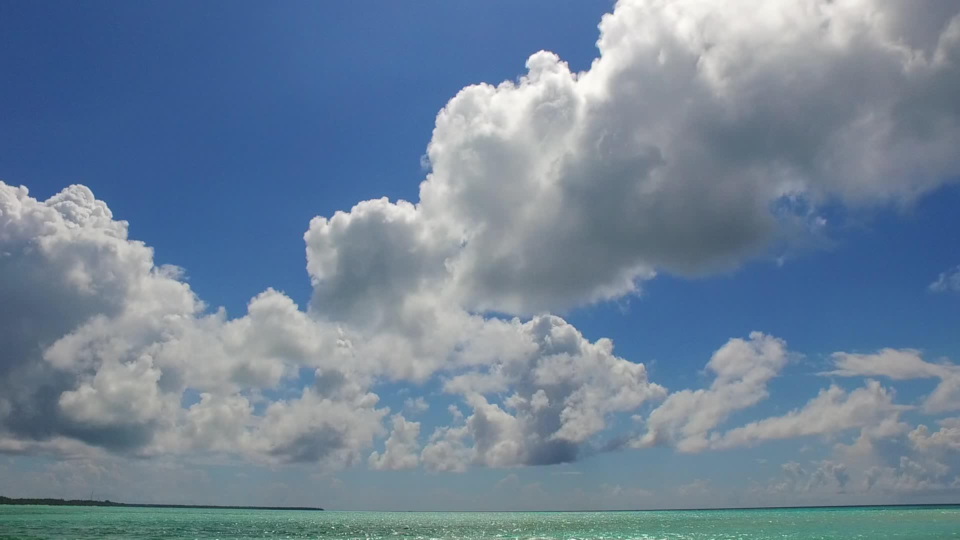 海滨豪华海滩海滨旅游海风海底蓝海和清洁沙土背景视频的预览图