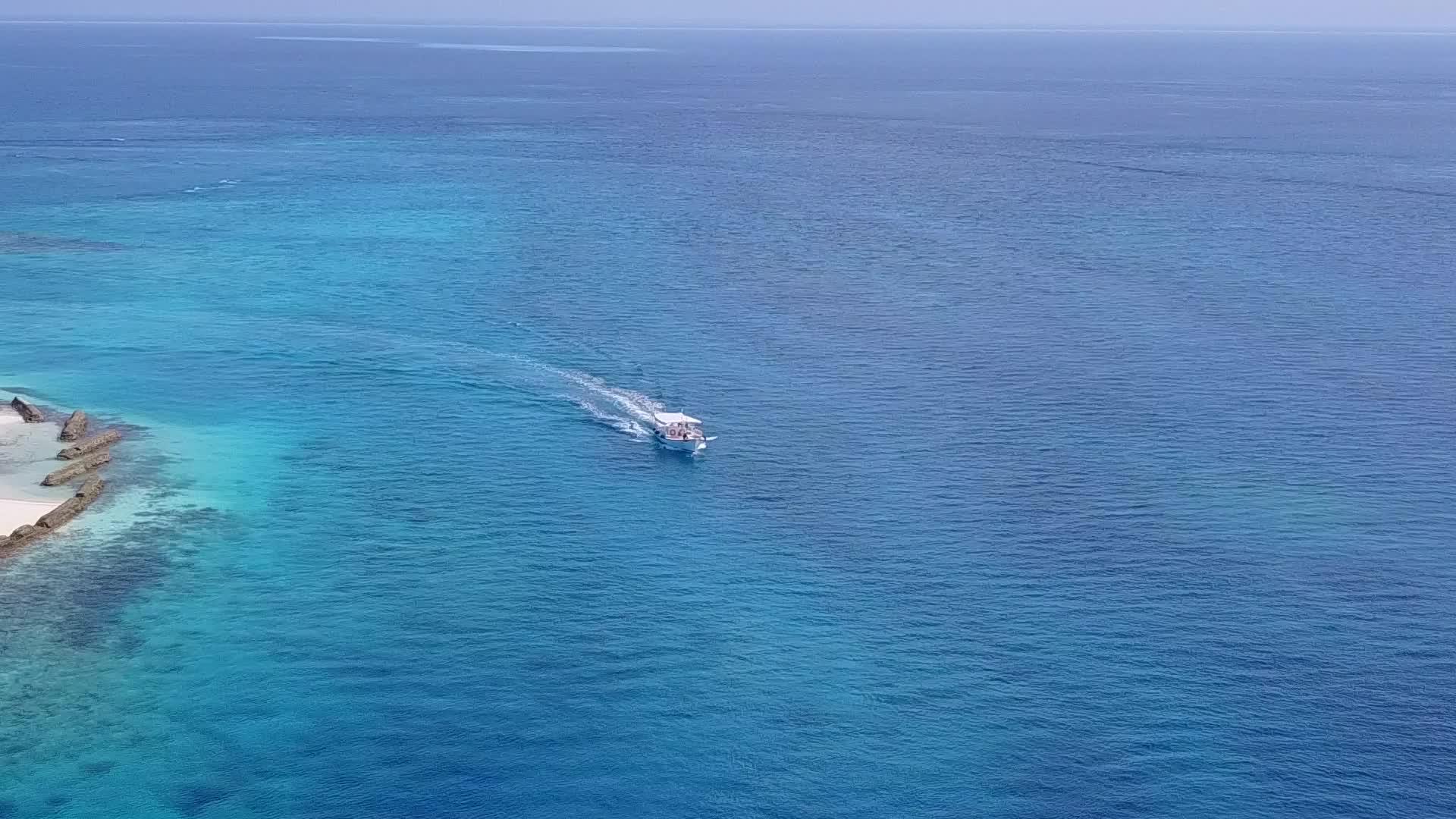 在蓝色环礁湖和白色海滩的背景下放松旅游海滩休息视频的预览图