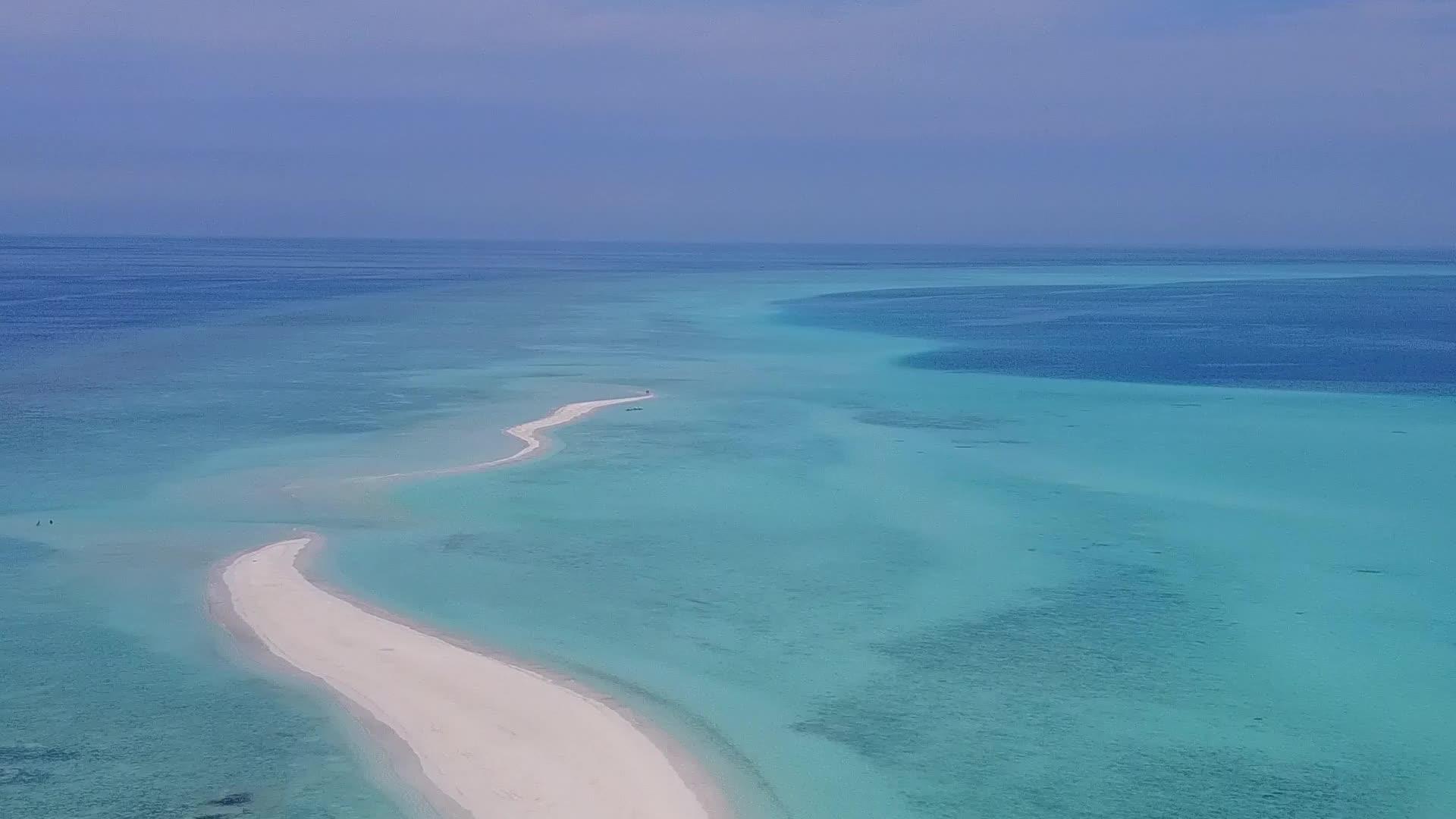 白沙背景浅海湾海滩时间空中无人机全景视频的预览图