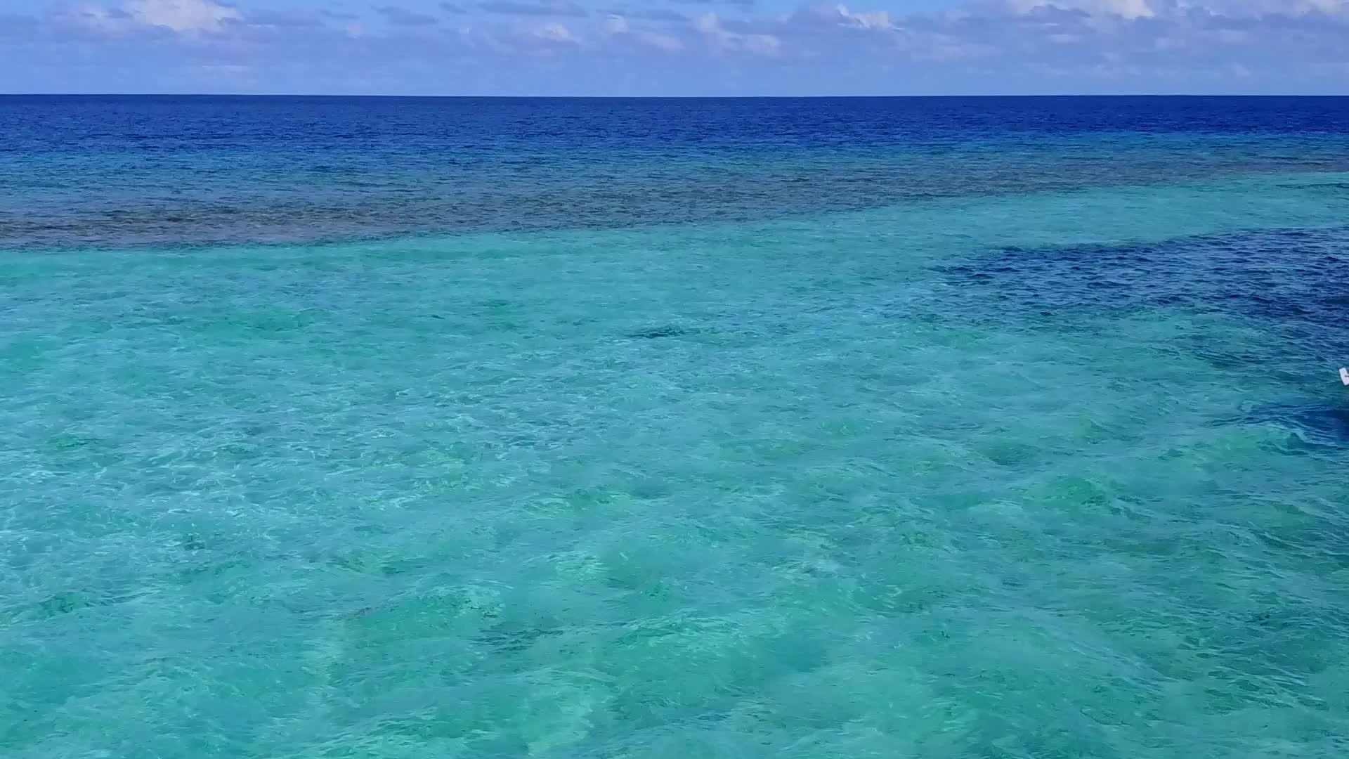 放松海湾海滩冒险飞行通过清海和白色海滩的背景视频的预览图