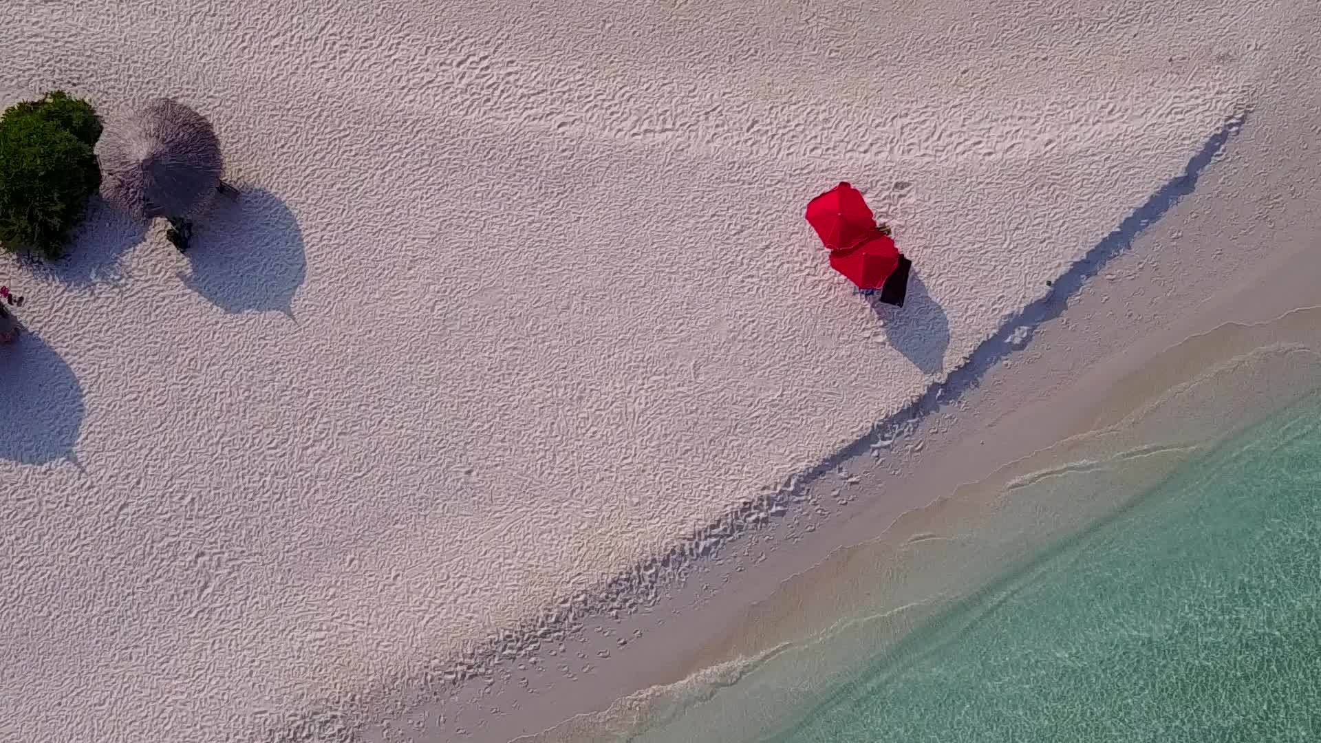 白沙背景蓝海热带海岸线海滩航行空中无人机旅行视频的预览图