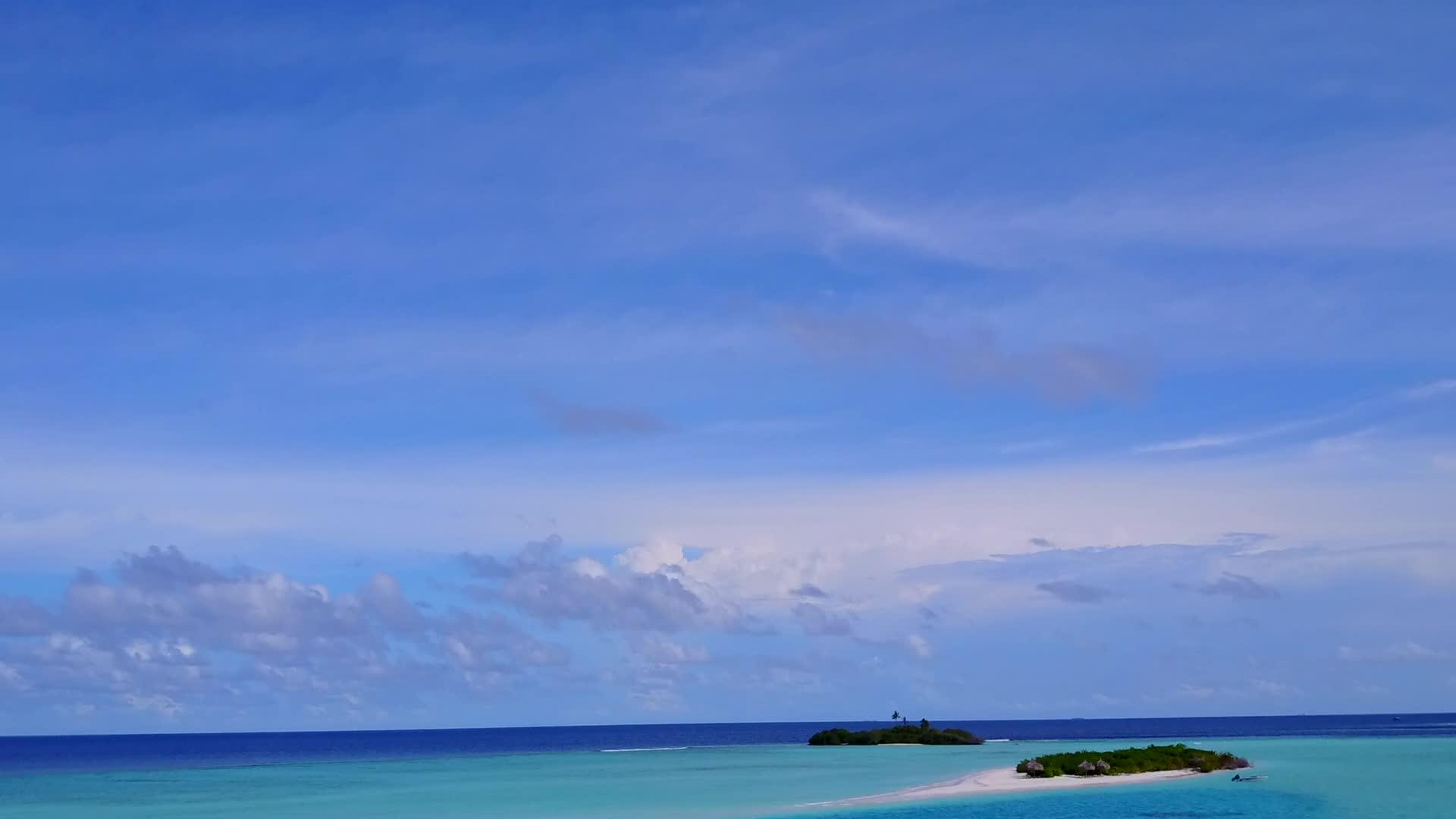 蓝色泻湖和干净的沙滩背景下热带海岸海滩时间的无人机视频的预览图