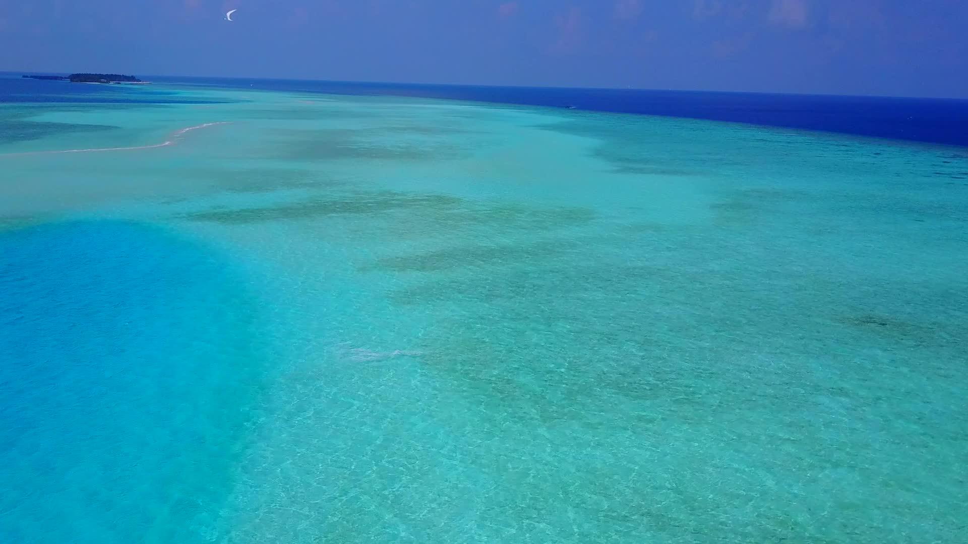 蓝环礁湖和宁湾海滩度假海滨风景清洁沙地背景无人驾驶视频的预览图
