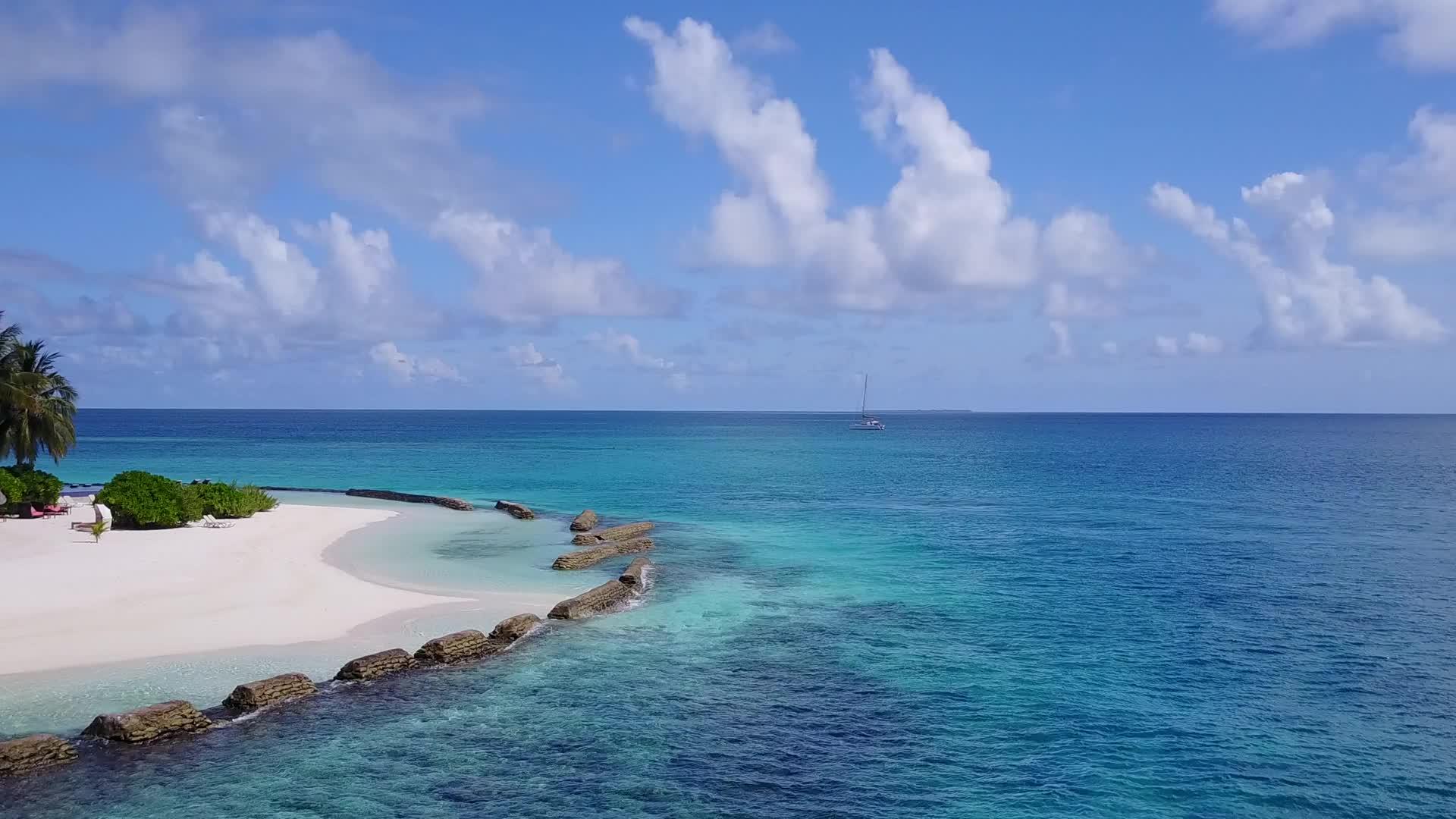 白色沙底蓝色海洋天堂海滩海滩之旅视频的预览图