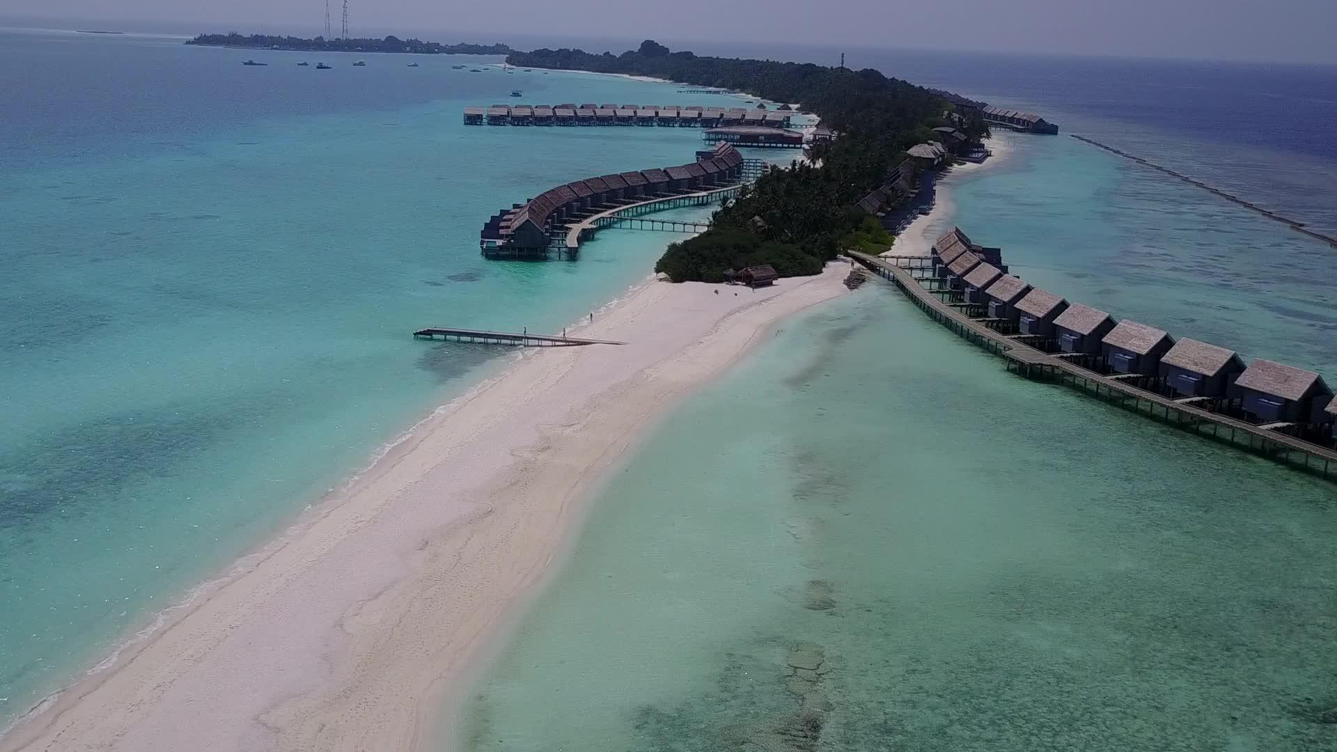 白沙背景蓝绿色海洋宁静海滩度假无人机天空视频的预览图