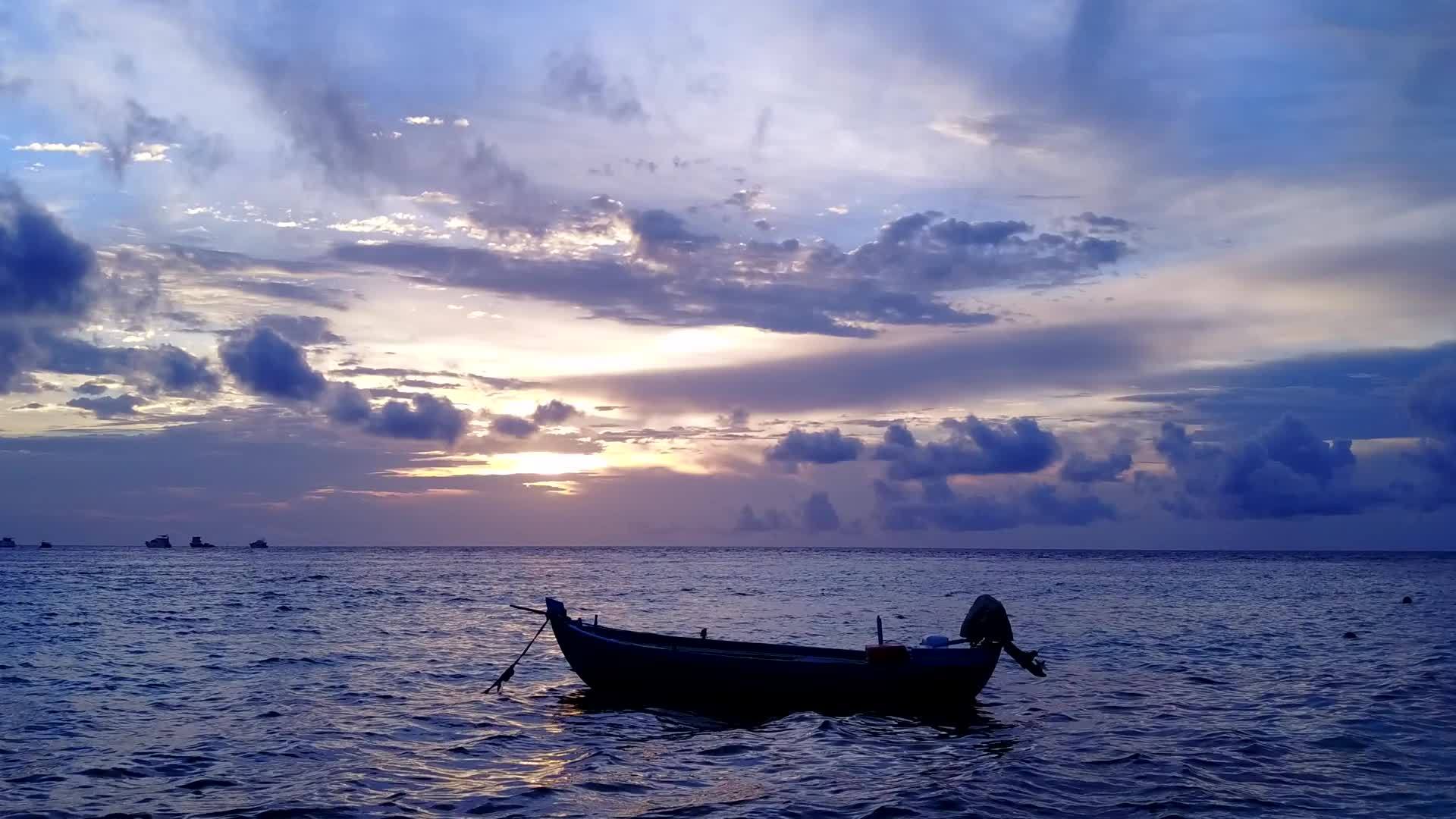 热带岛屿海滩在蓝海和白和白色沙底蓝色海洋之间视频的预览图