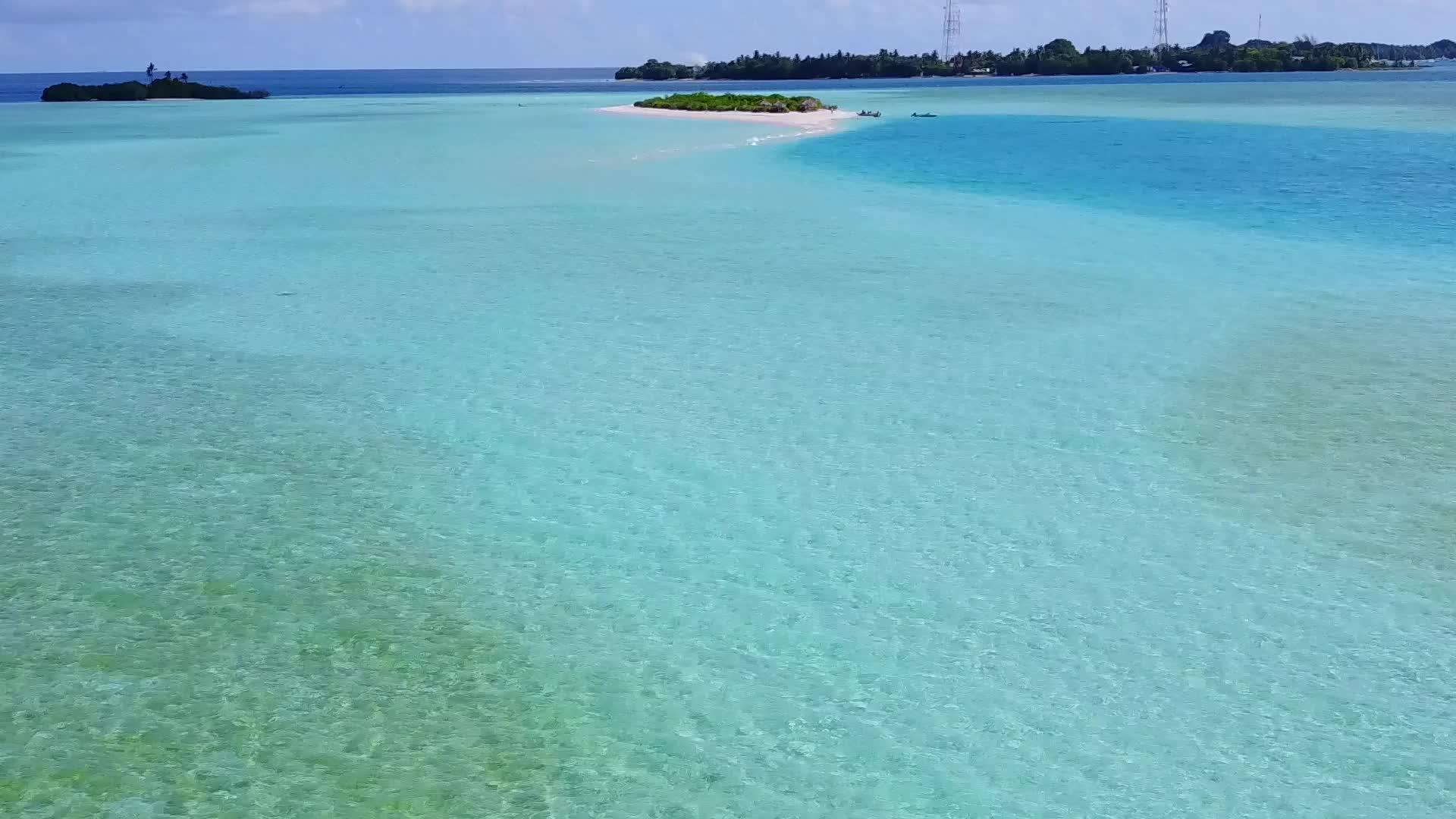 海洋以透明的海白色沙滩为背景在海滩上航行视频的预览图
