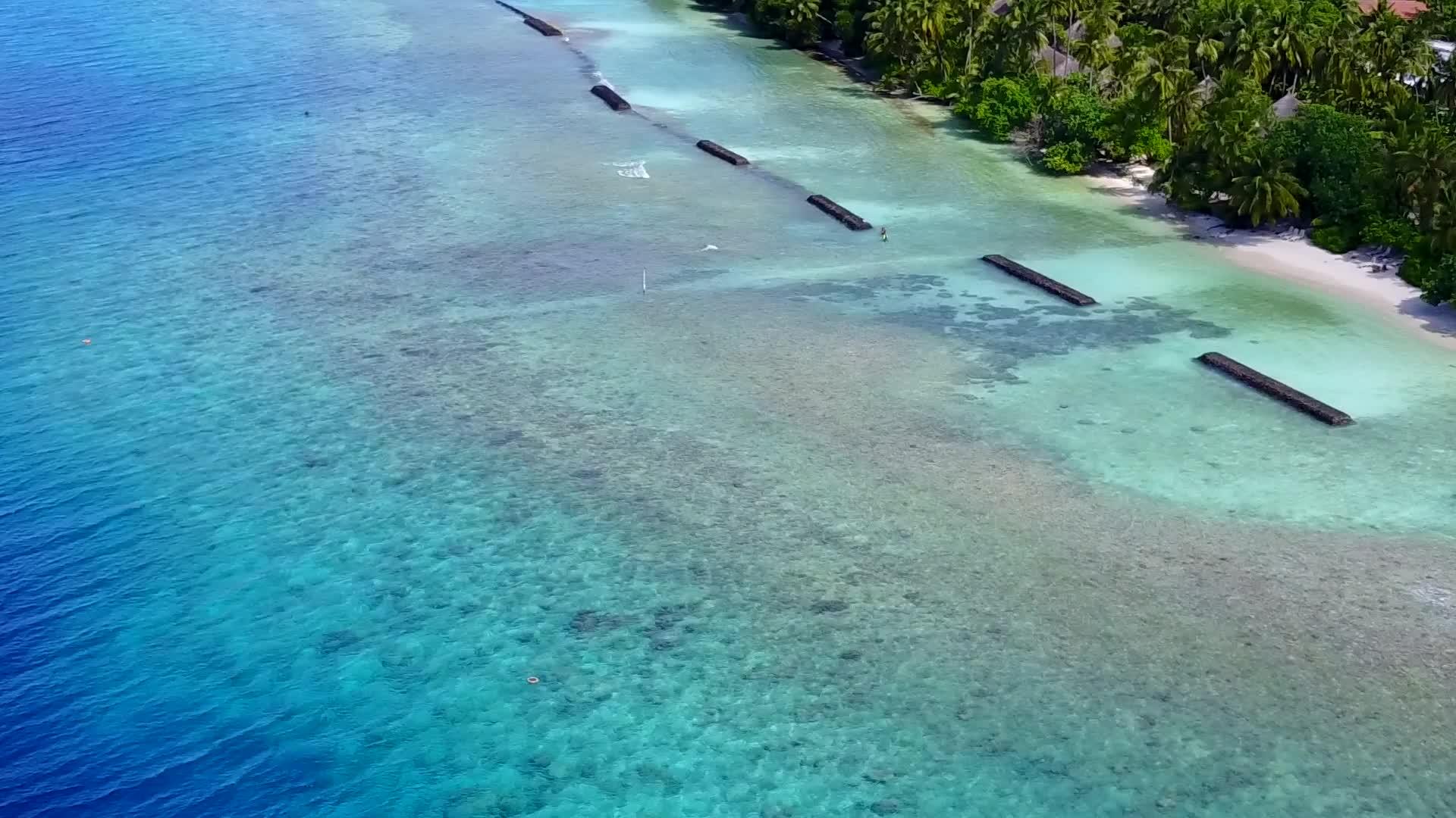 热带度假村海滩时间无人机观察浅水和干净的沙子背景视频的预览图