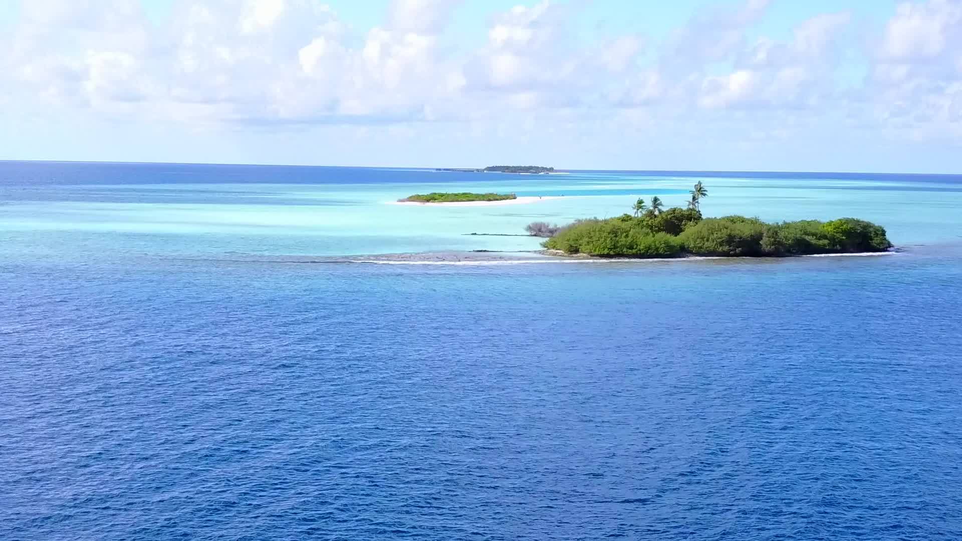 在干净的海滩背景下清澈的泻湖田园诗般的海滩生活方式视频的预览图