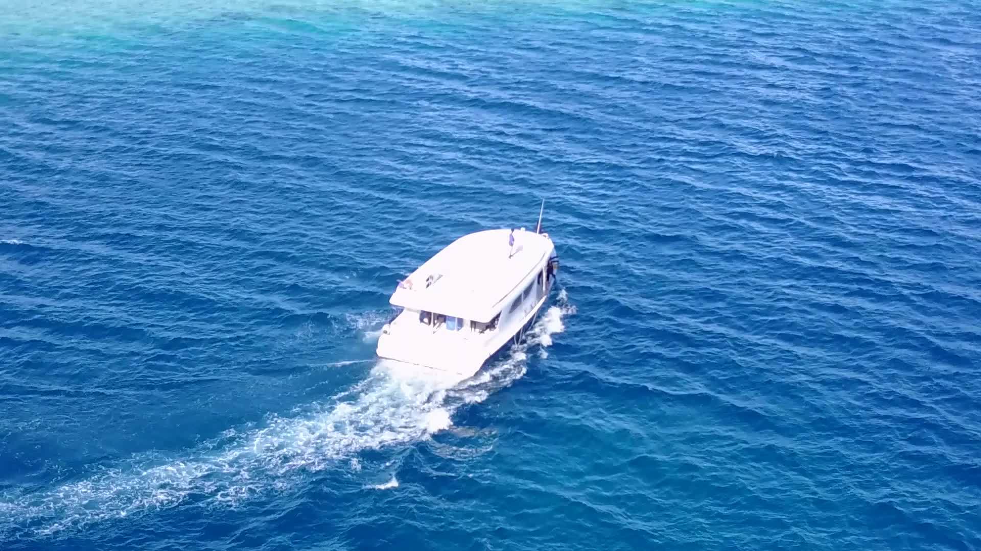 蓝用蓝水和白沙背景的蓝水放松旅游海滩度假在空中观看视频的预览图