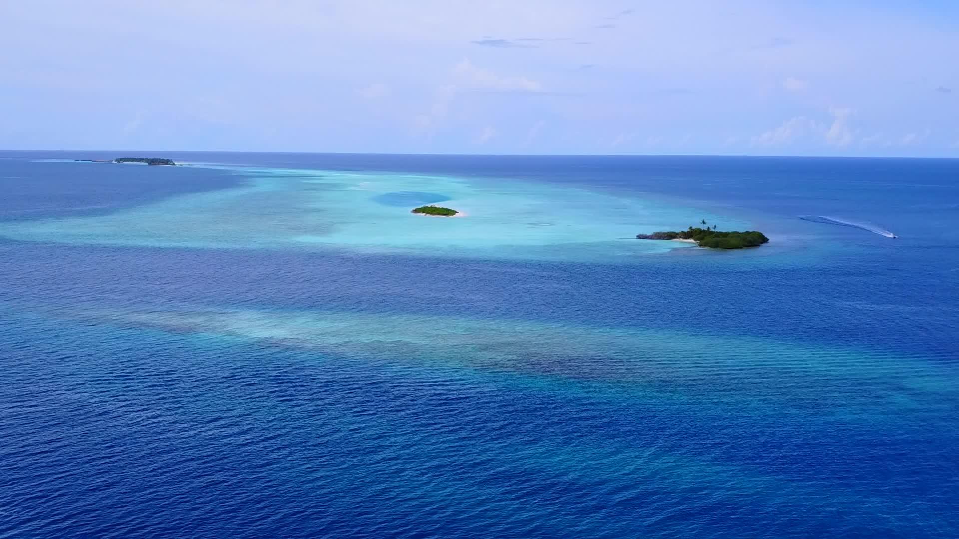 以蓝色环礁湖为例以白色沙滩为背景观赏异国海滩视频的预览图