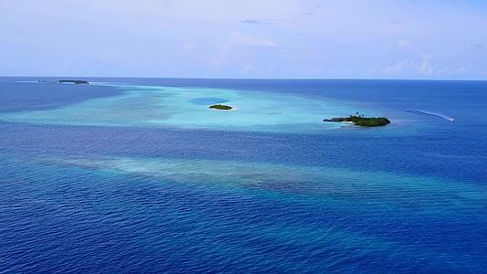 以蓝色环礁湖为例以白色沙滩为背景观赏异国海滩视频的预览图