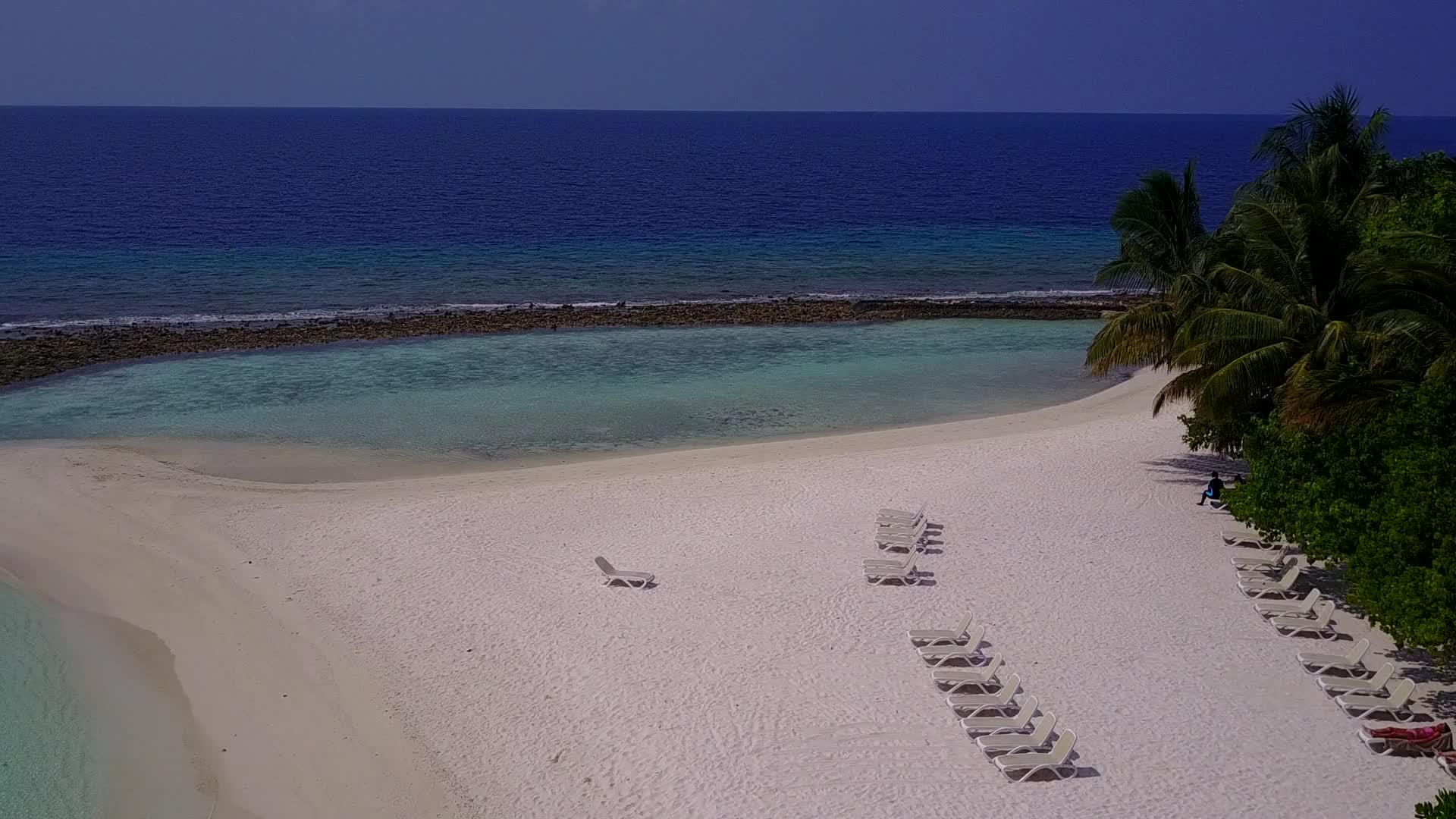 天堂海岸海滩以白沙为背景海平面蓝海为风景视频的预览图