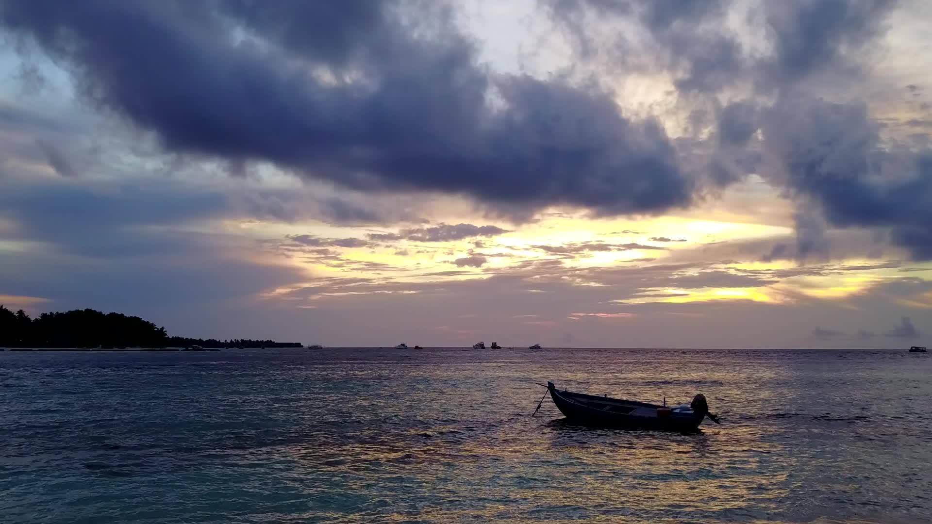 在蓝色的水和干净的沙滩背景下航行的完美海岸海滩视频的预览图