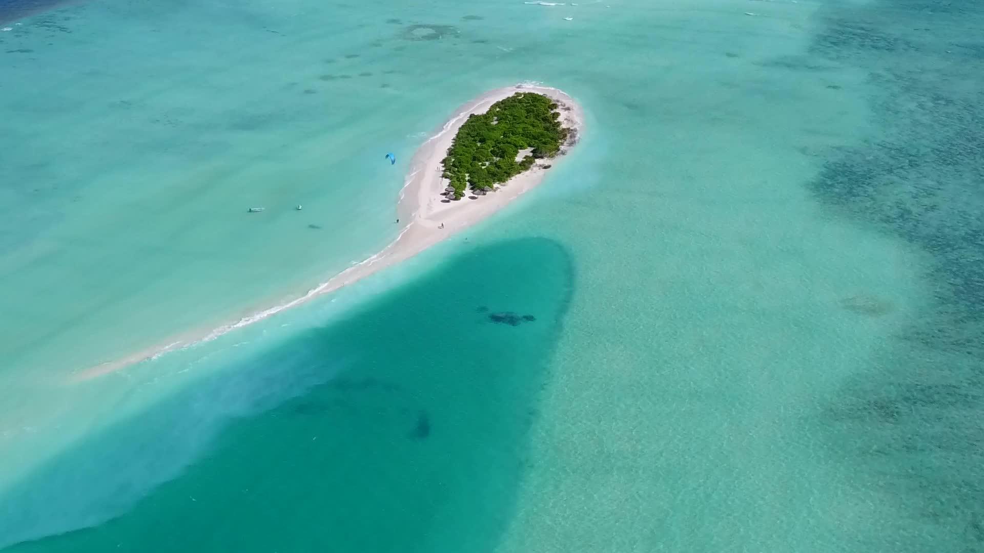 以浅海和白沙为背景的美丽海岸海滩之旅视频的预览图