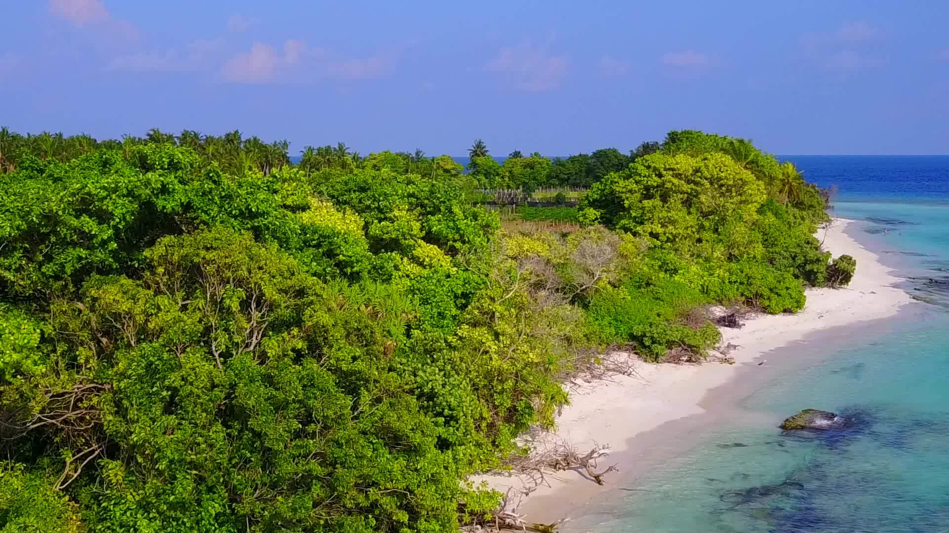空中无人飞机以蓝绿色海洋和白沙的背景打破宁湾海滩视频的预览图