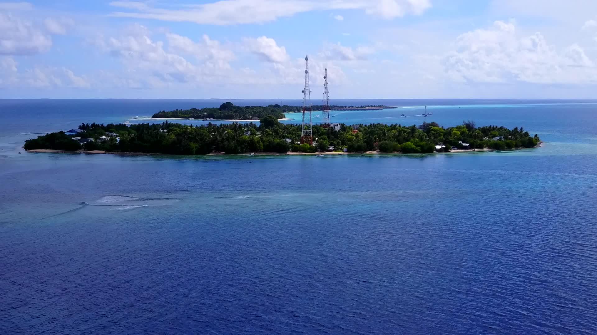 以蓝水和白沙为背景的海滨航程视频的预览图
