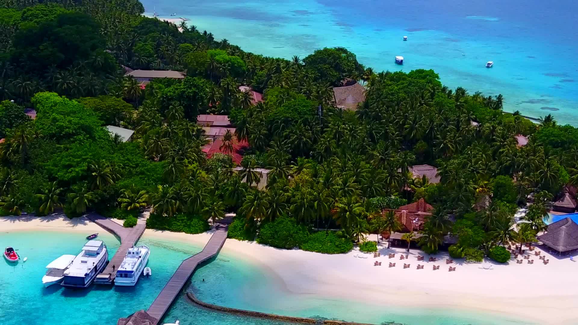 完美的海滩时间以蓝色环礁湖和白色沙滩为特征视频的预览图