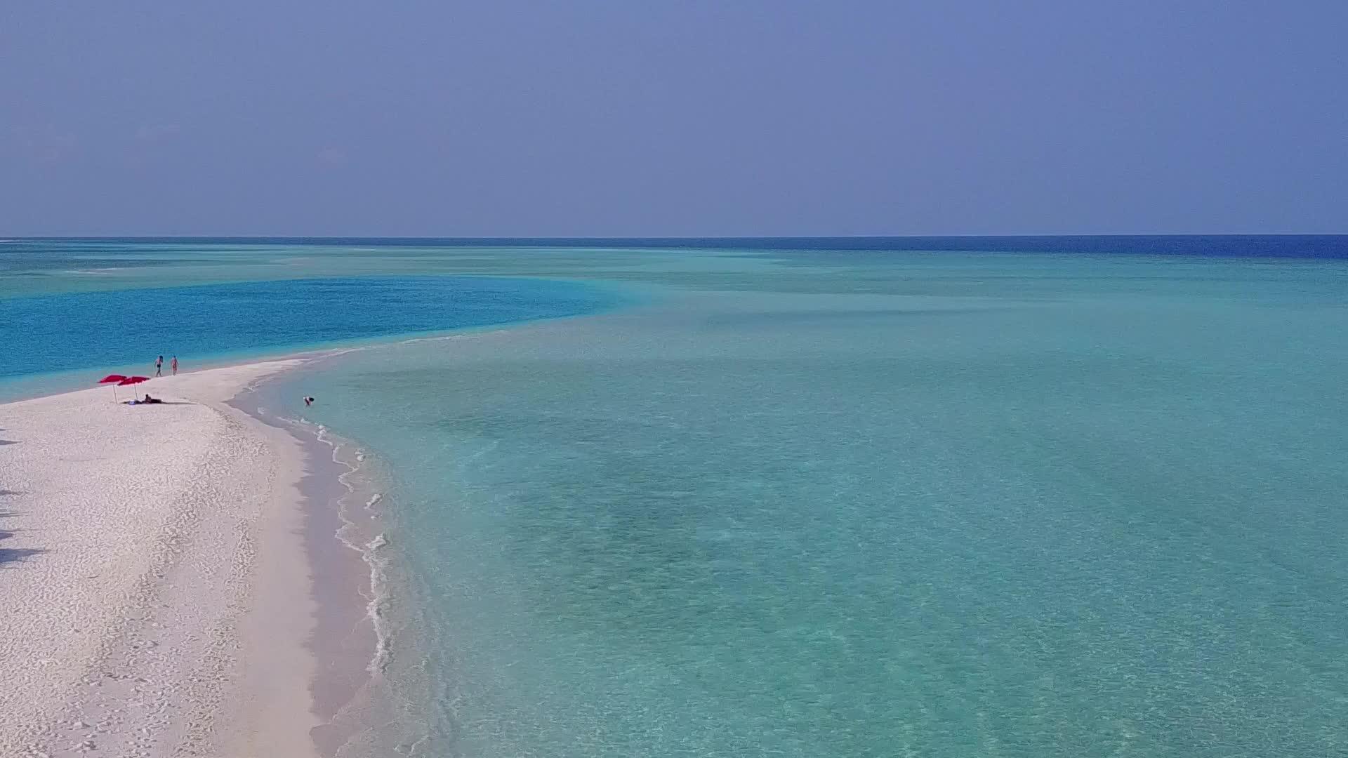 蓝海和白色海滩背景的天堂海滩时间在空中无人驾驶飞机视频的预览图