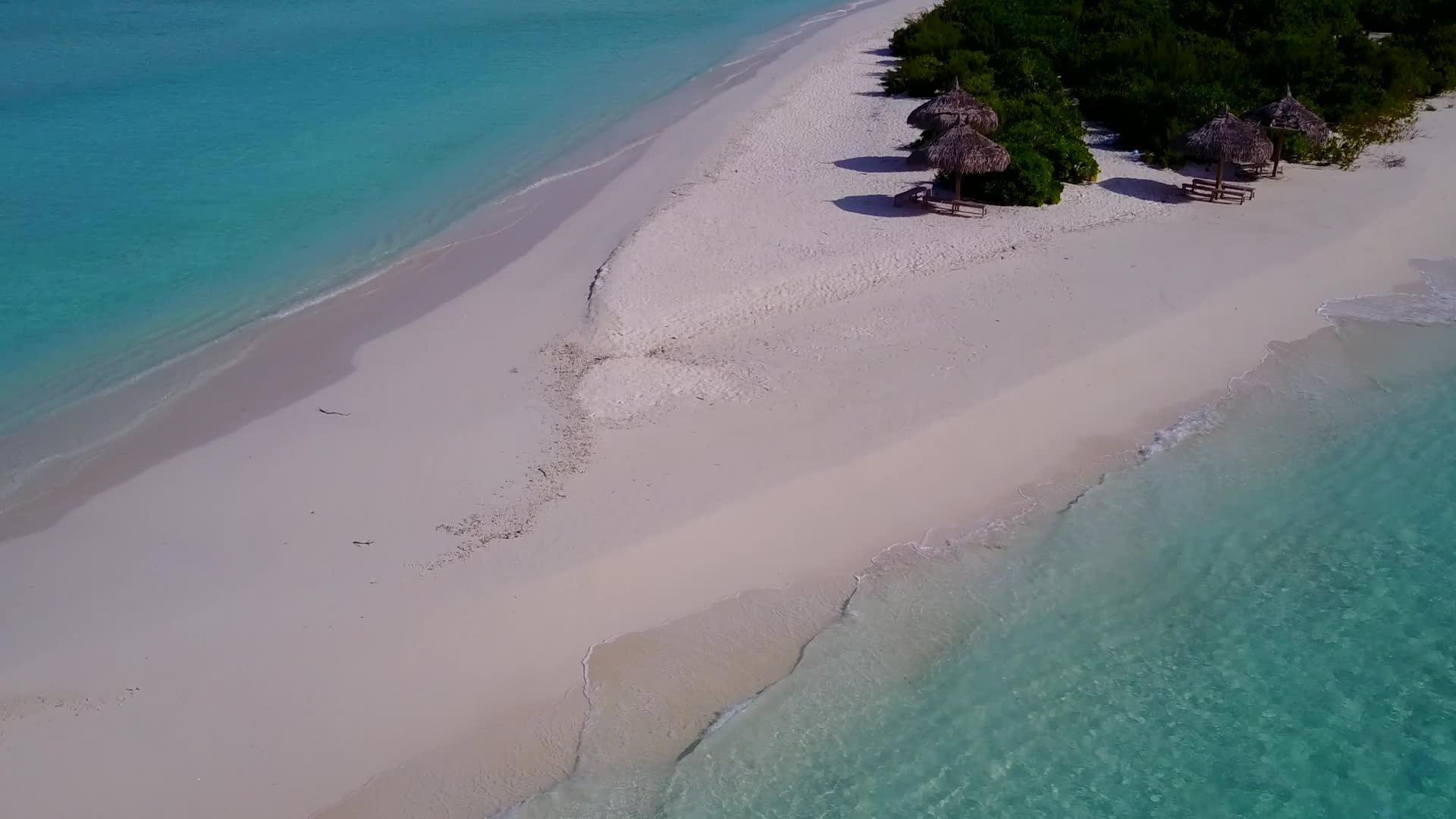 蓝色水和白色沙滩天堂海滩假日空中无人驾驶飞机视频的预览图
