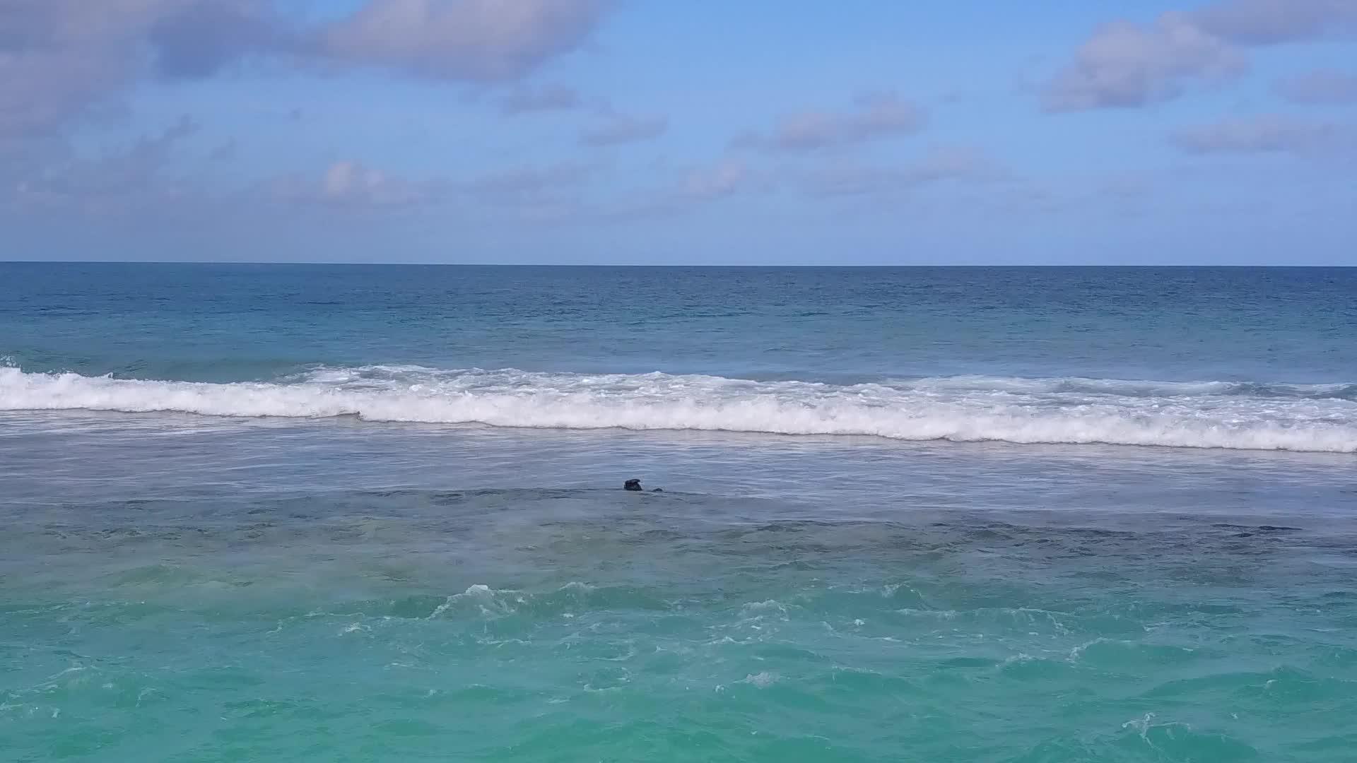 白沙背景蓝海异国海岸海滩之旅无人机景观纹理视频的预览图