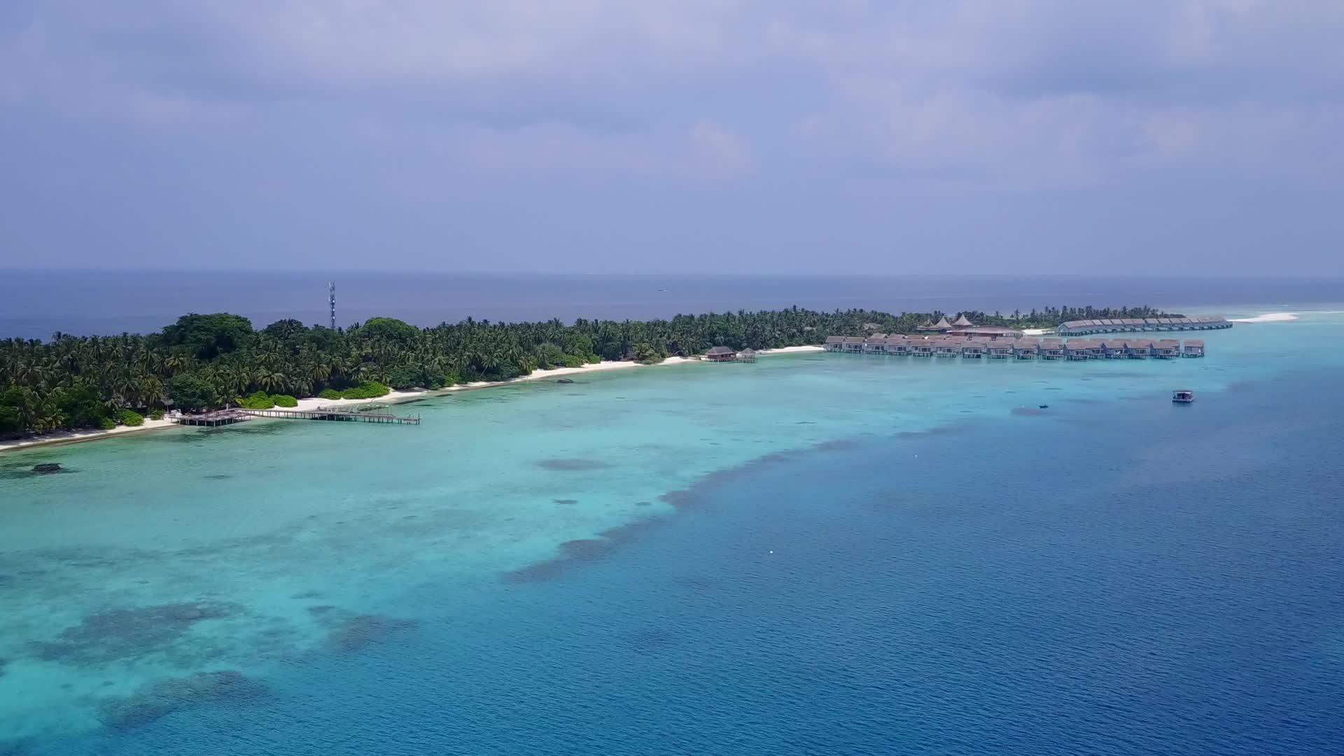 空中观光旅游海滨海滩沿着蓝色海平面旅游的白沙背景视频的预览图
