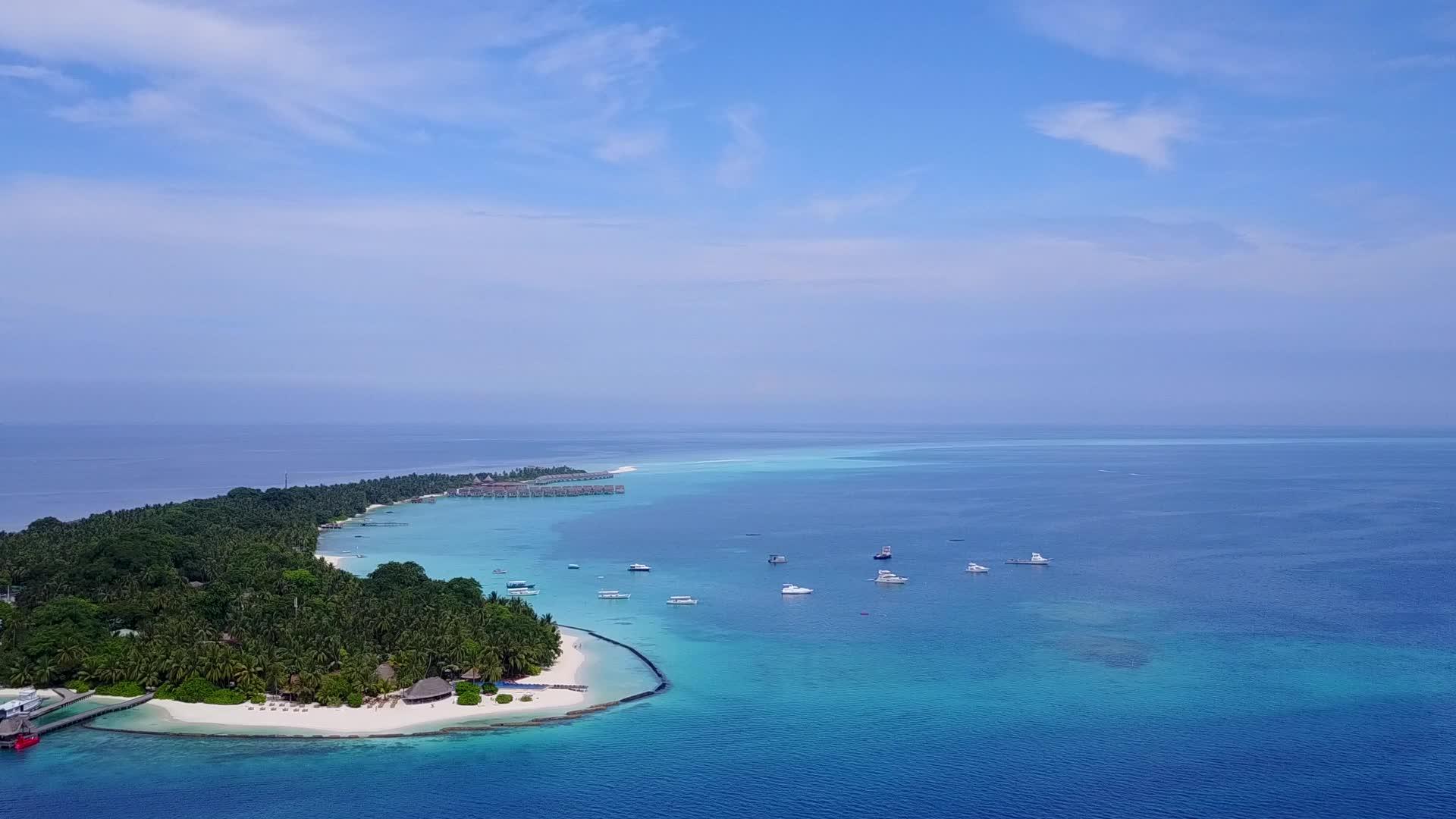 白沙背景浅礁湖海滩度假休闲活动空中无人驾驶视频的预览图