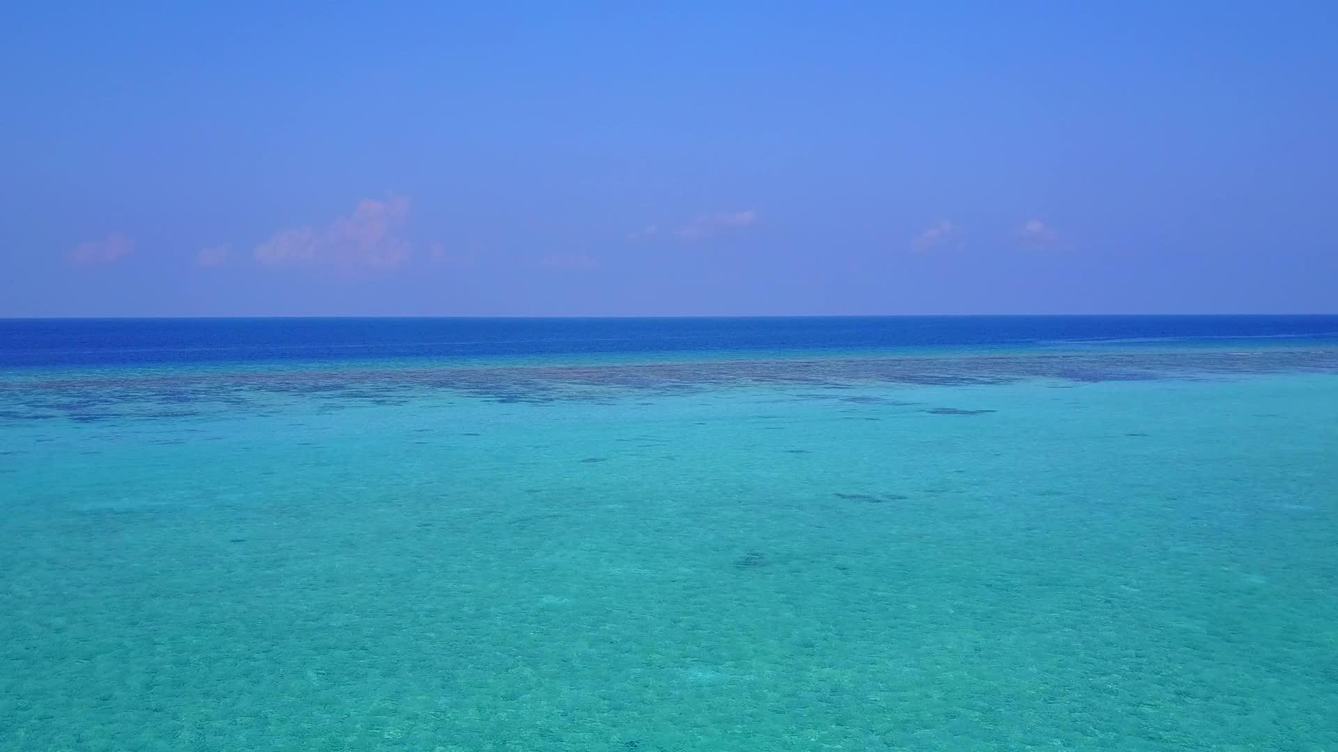 环绕着绿色的海洋和干净的海滩背景优秀的岛屿海滩间歇性旅行视频的预览图