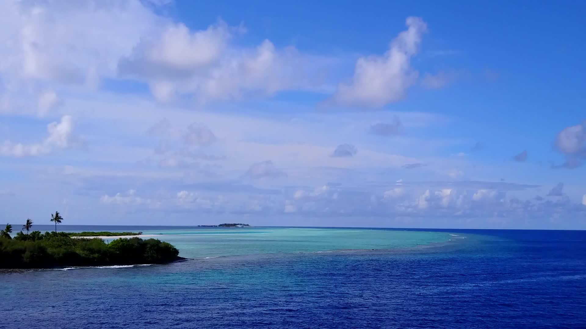 在蓝绿色的海洋海滩上以干净的沙质背景旅行视频的预览图
