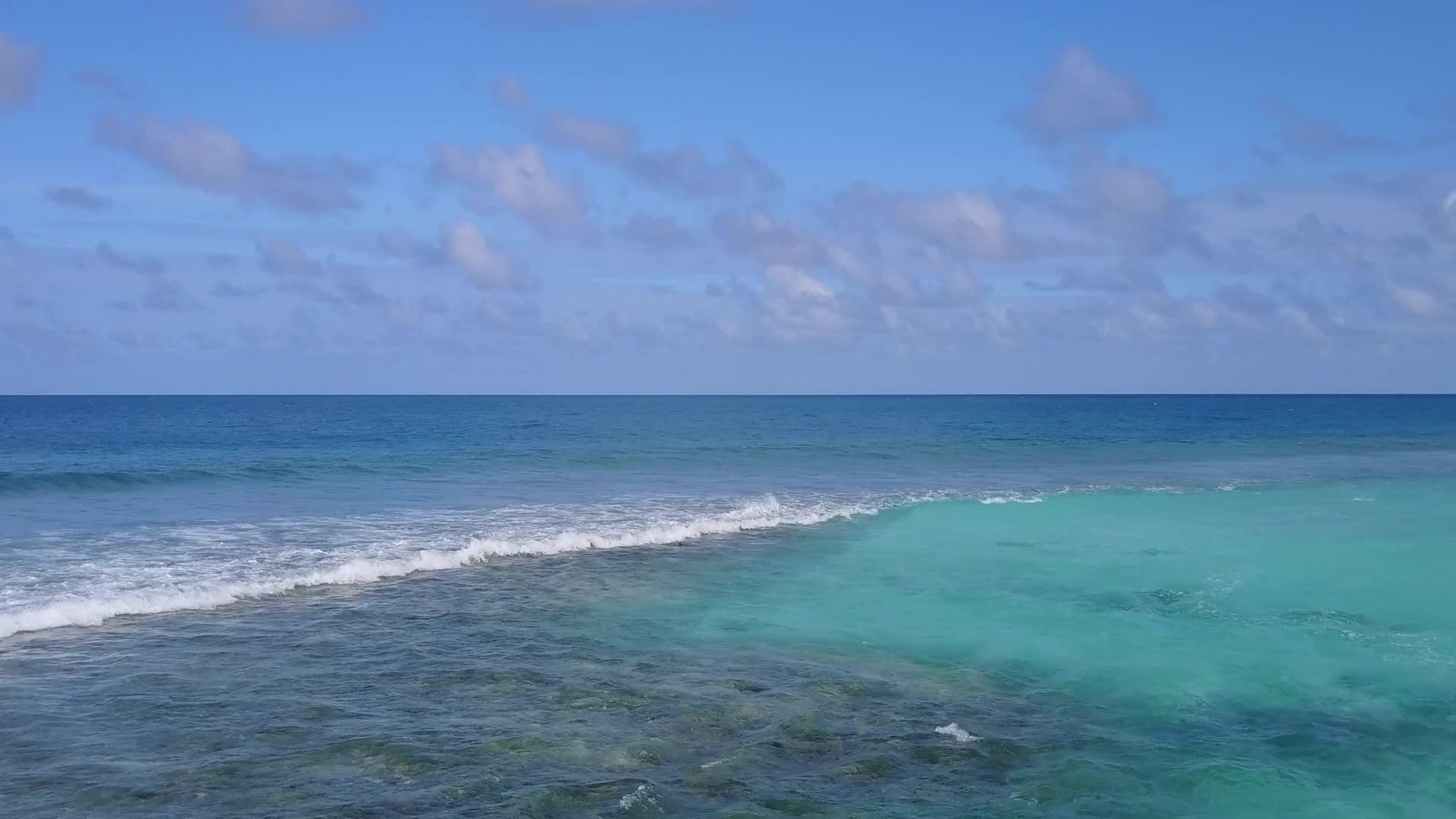 白色沙底蓝绿色海洋以无人驾驶飞机飞越天堂海滩海滩海滩视频的预览图