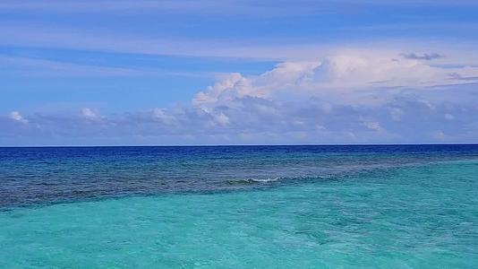 海洋湾海滩生活方式的无人机天空以蓝水和白色沙质为背景视频的预览图
