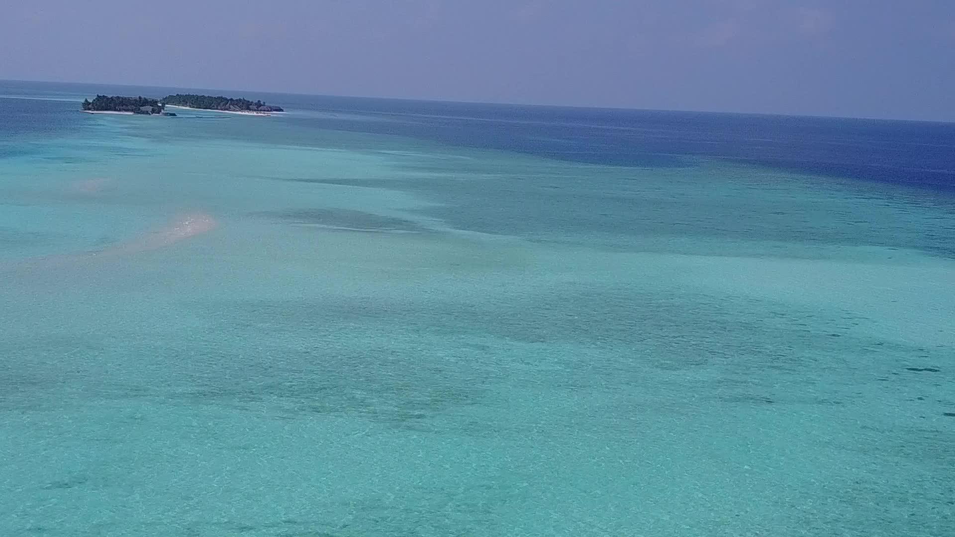 浅海和浅沙底浅海之间的奇怪海岸线海滩时间在空中观看风景视频的预览图