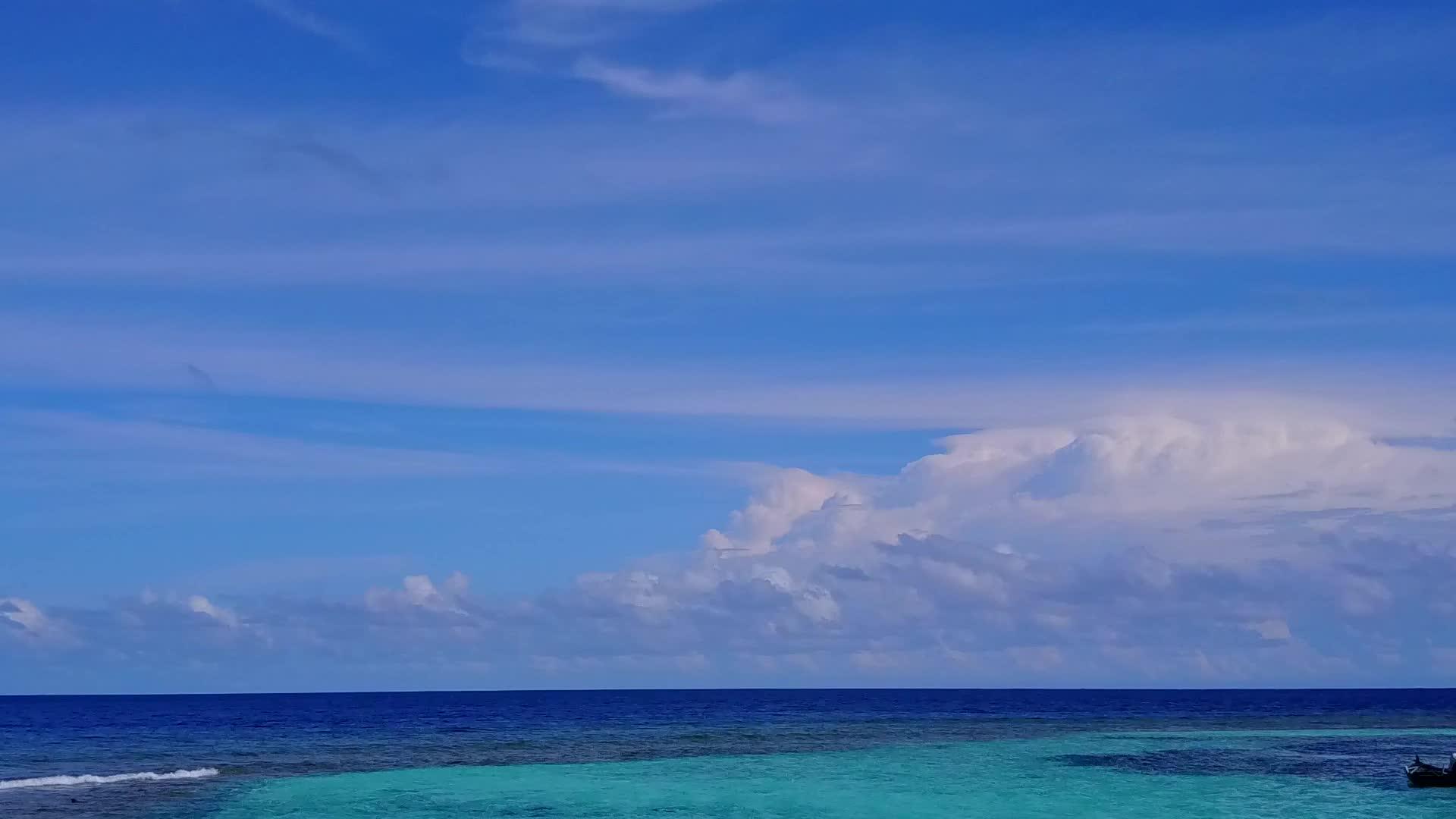 以蓝色水和白色沙滩为背景的海滩冒险视频的预览图