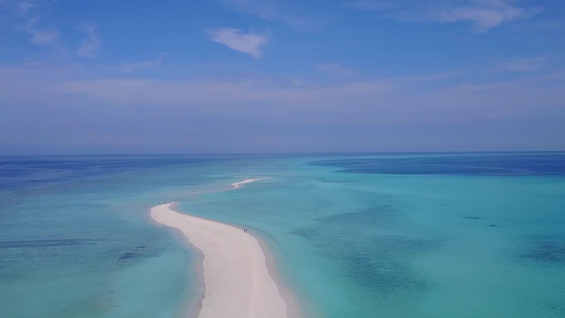 蓝色绿色海洋和白色海滩背景的热带海滨海滩之旅视频的预览图