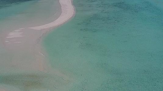 在蓝海和白沙的背景下田园诗般的海岸海滩冒险的空中无人机纹理视频的预览图