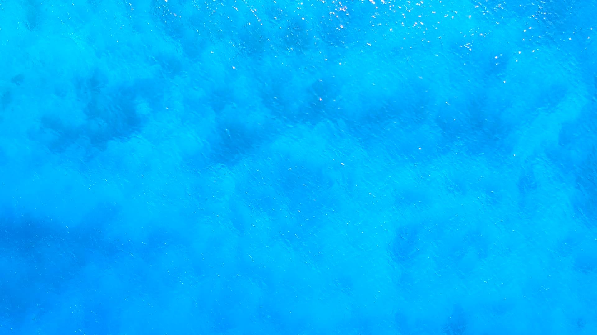 白沙背景蓝海热带岛屿海滩度假视频的预览图