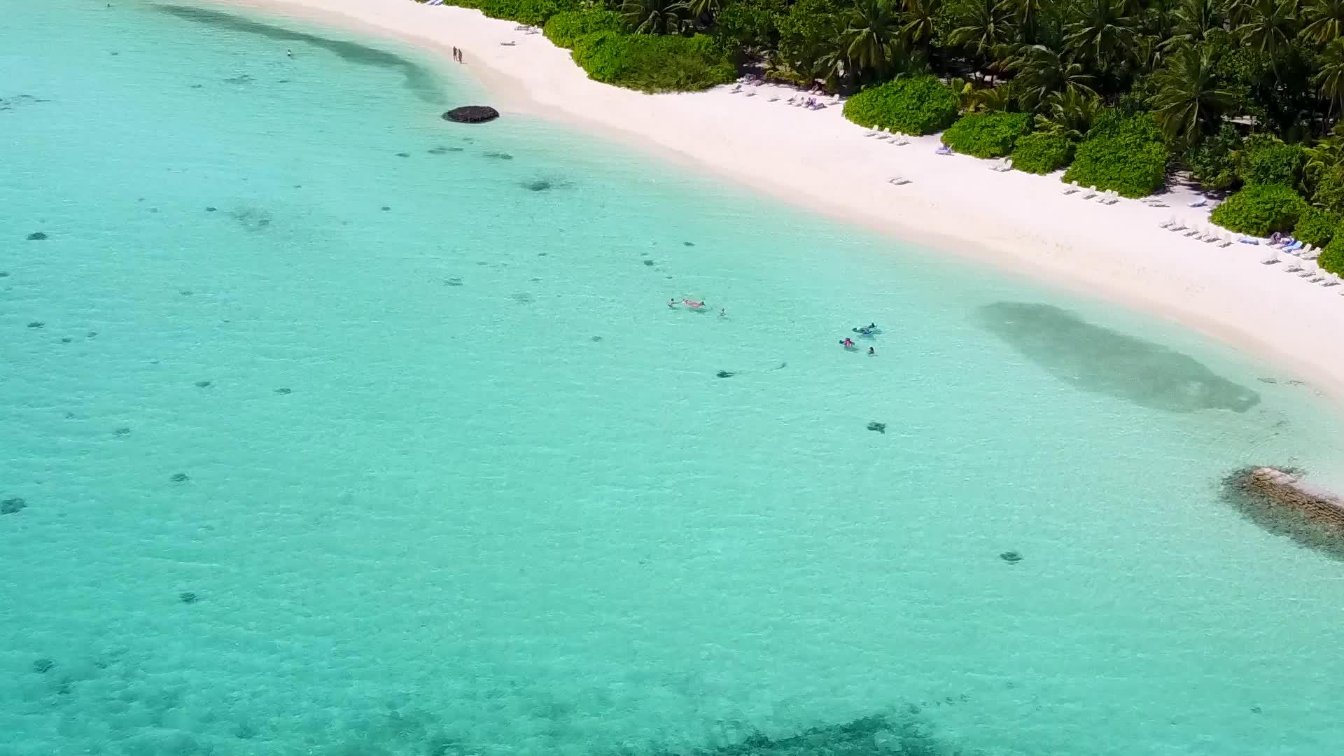 白沙背景绿松石海洋完美度假海滩生活方式视频的预览图