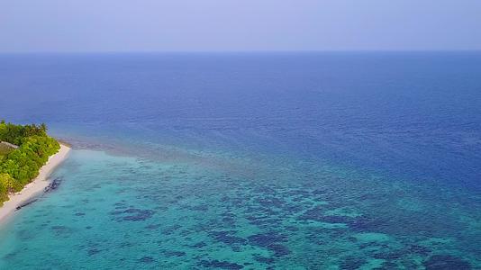 白沙背景的绿色海洋平静的海滩节日视频的预览图