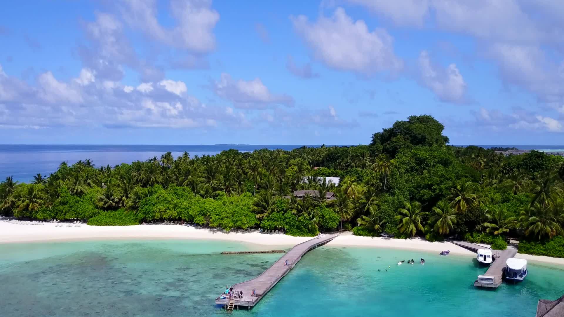 热带海湾海滩度假清海和白色海滩背景无人驾驶无人驾驶视频的预览图