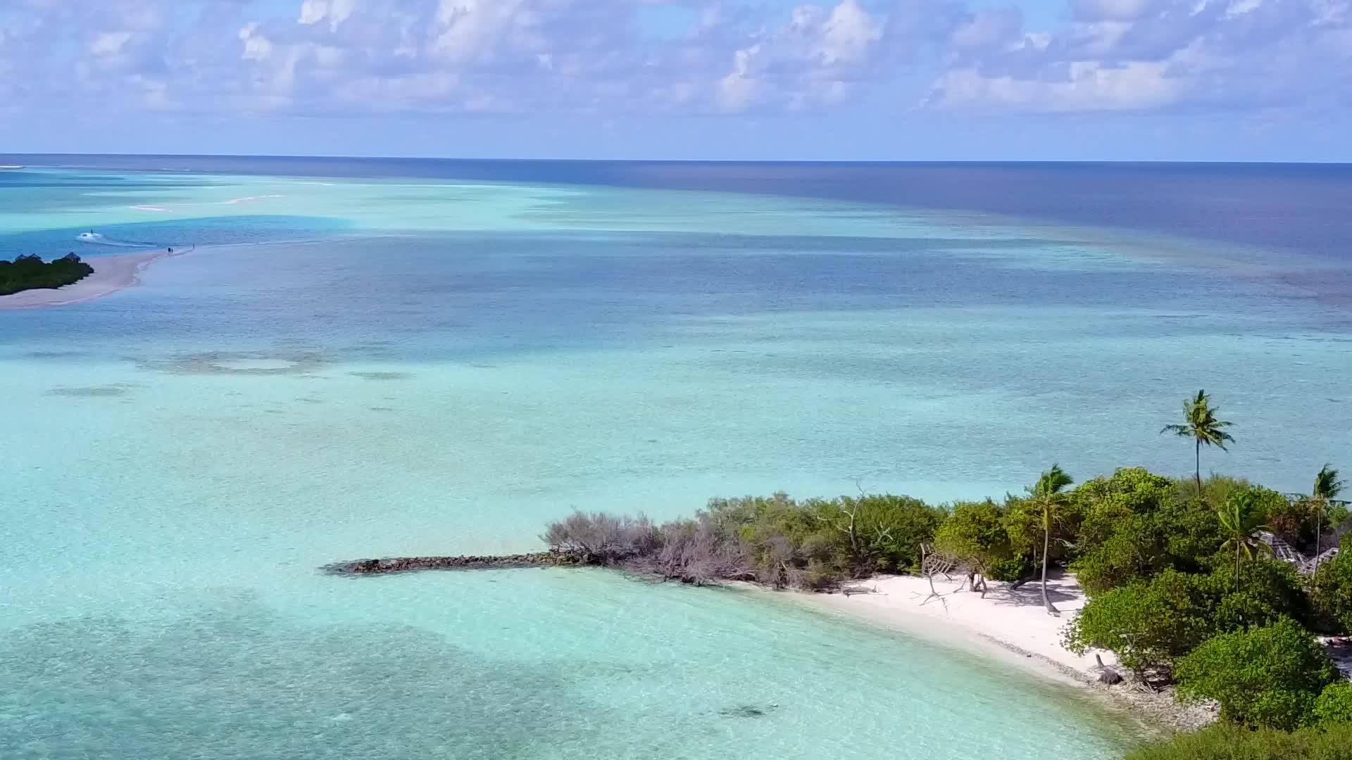 热带海上色沙底蓝色背景的蓝水用于热带海滩旅行视频的预览图