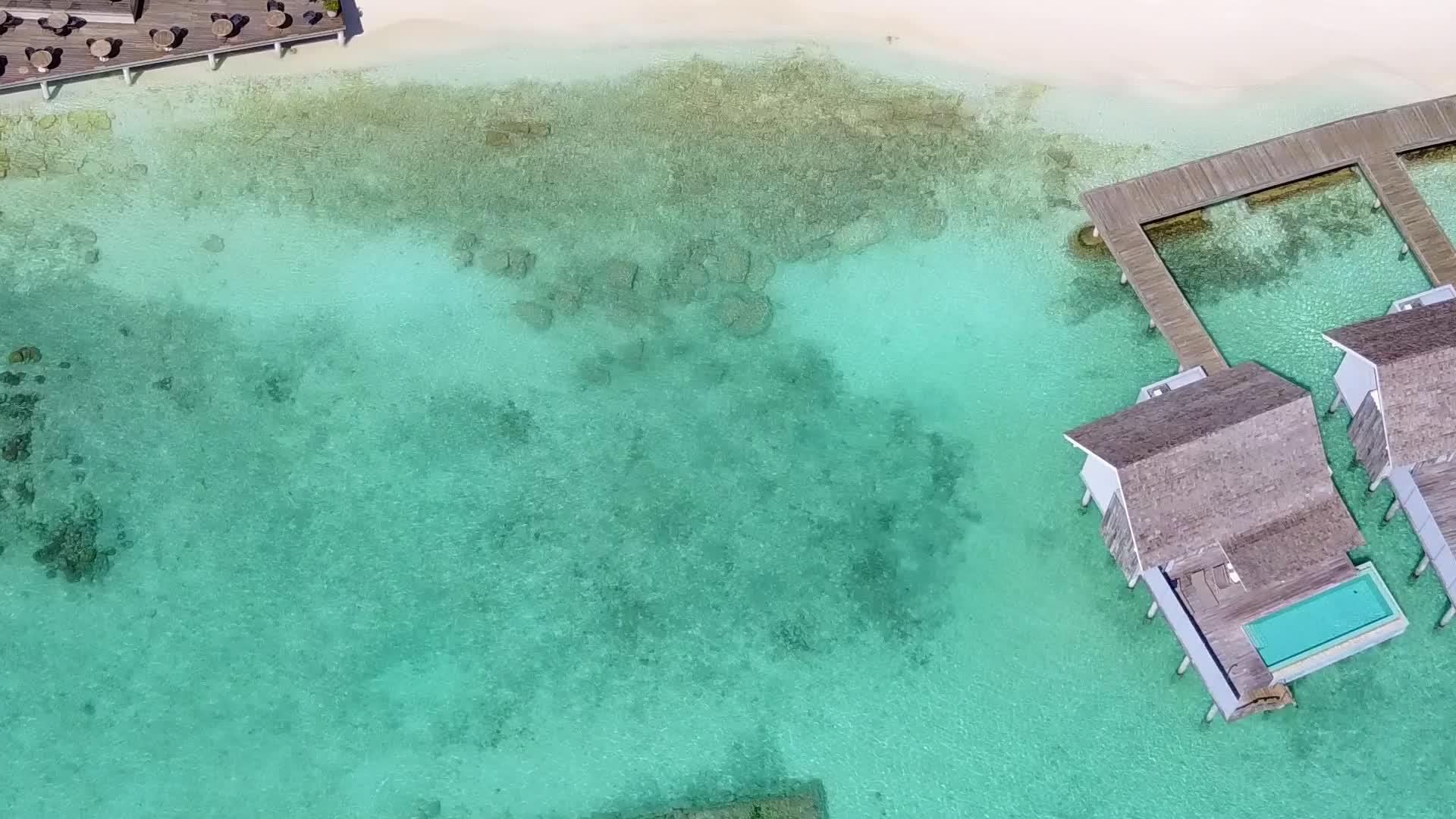 宁静度假胜地海滩由绿色环礁和白沙背景组成视频的预览图