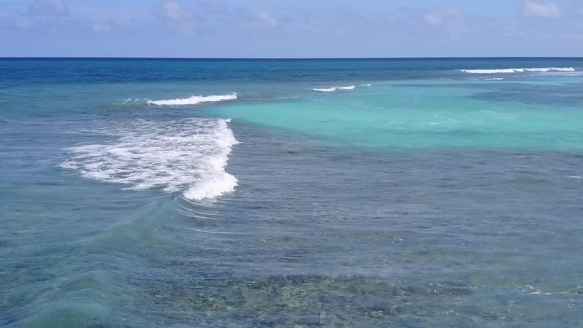 热带游客通过透明的海滩和白色的海滩背景视频的预览图